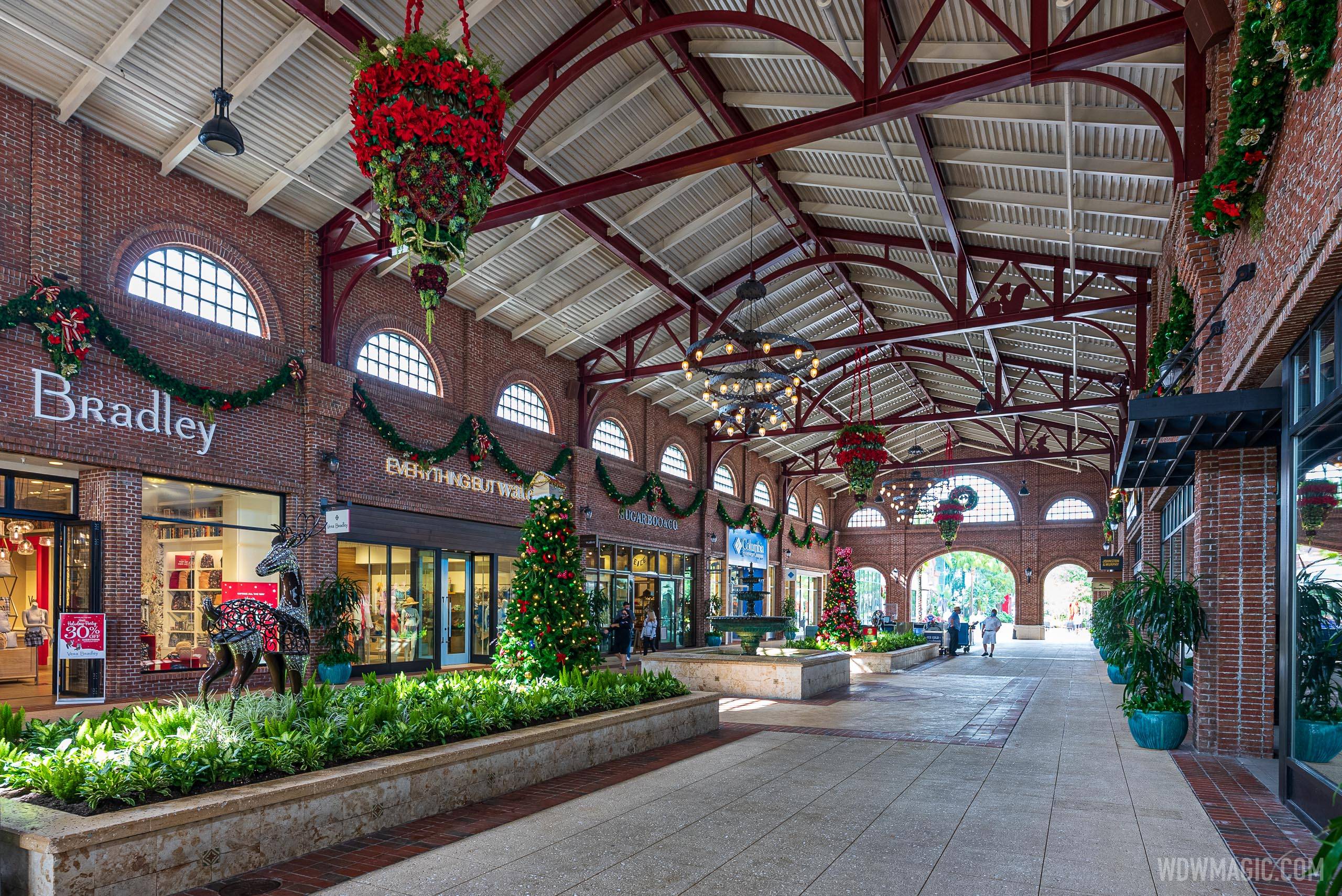 PHOTOS - 2020 Christmas holiday decor at Disney Springs