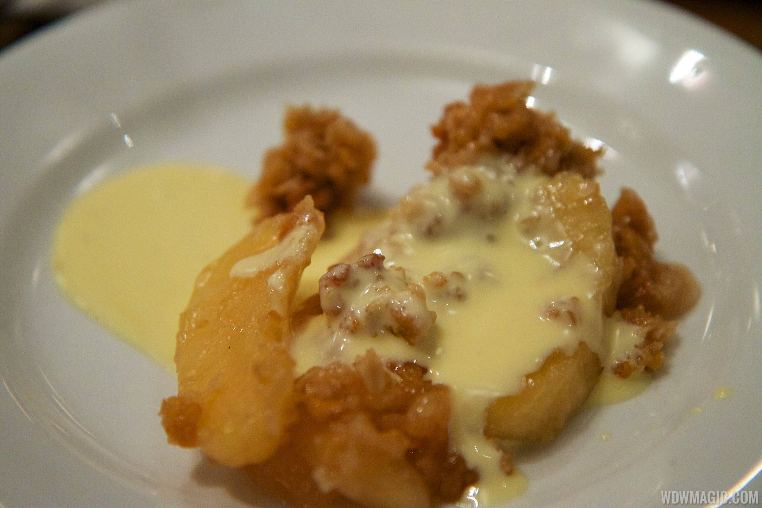 Boma Dinner buffet plate - Apple crumble and sauce