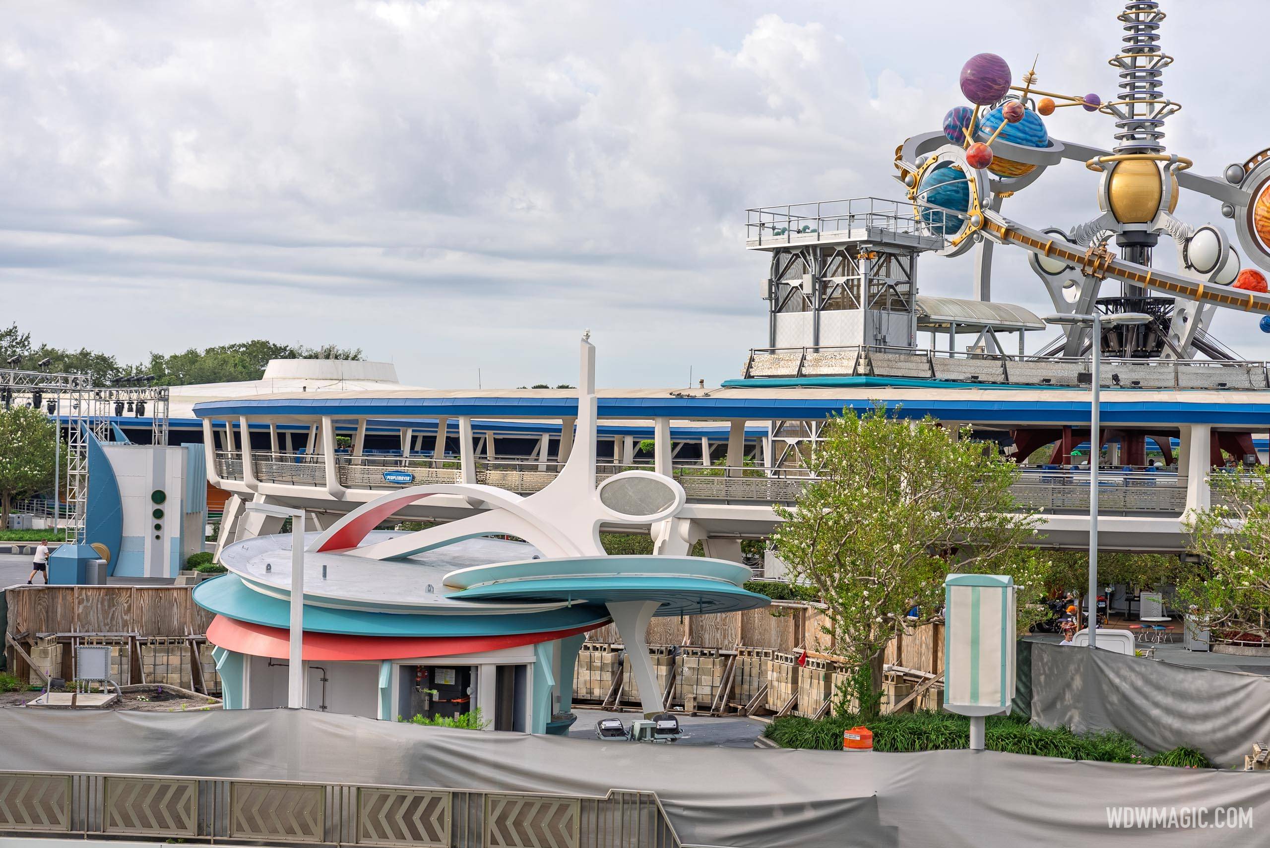 アメコミ Disney Showcase Teetering Tower Tower of Terror Promotional Sign is Broken Again