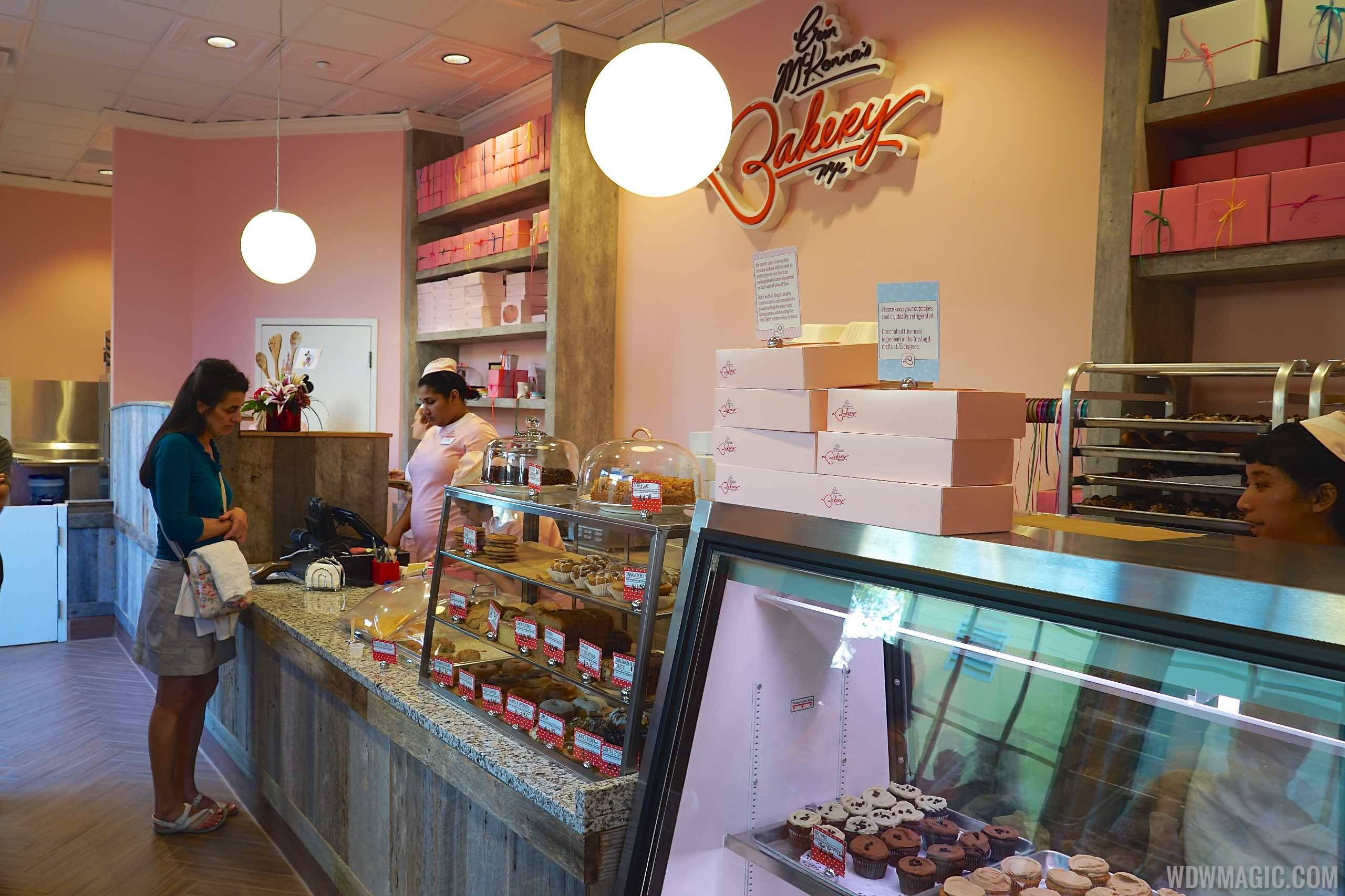 PHOTOS - Signs up at Erin McKenna's NYC Bakery