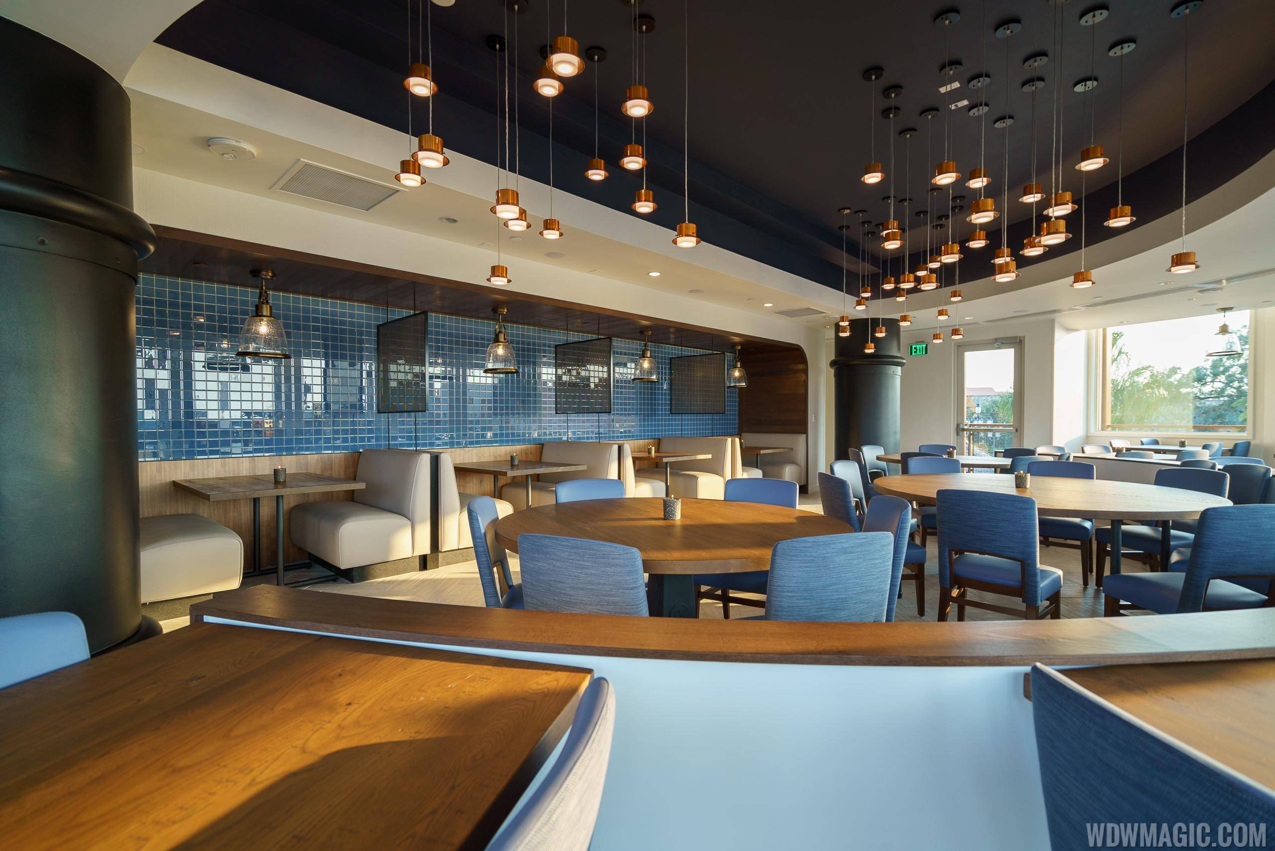 Paddlefish - Mid-deck bow dining room