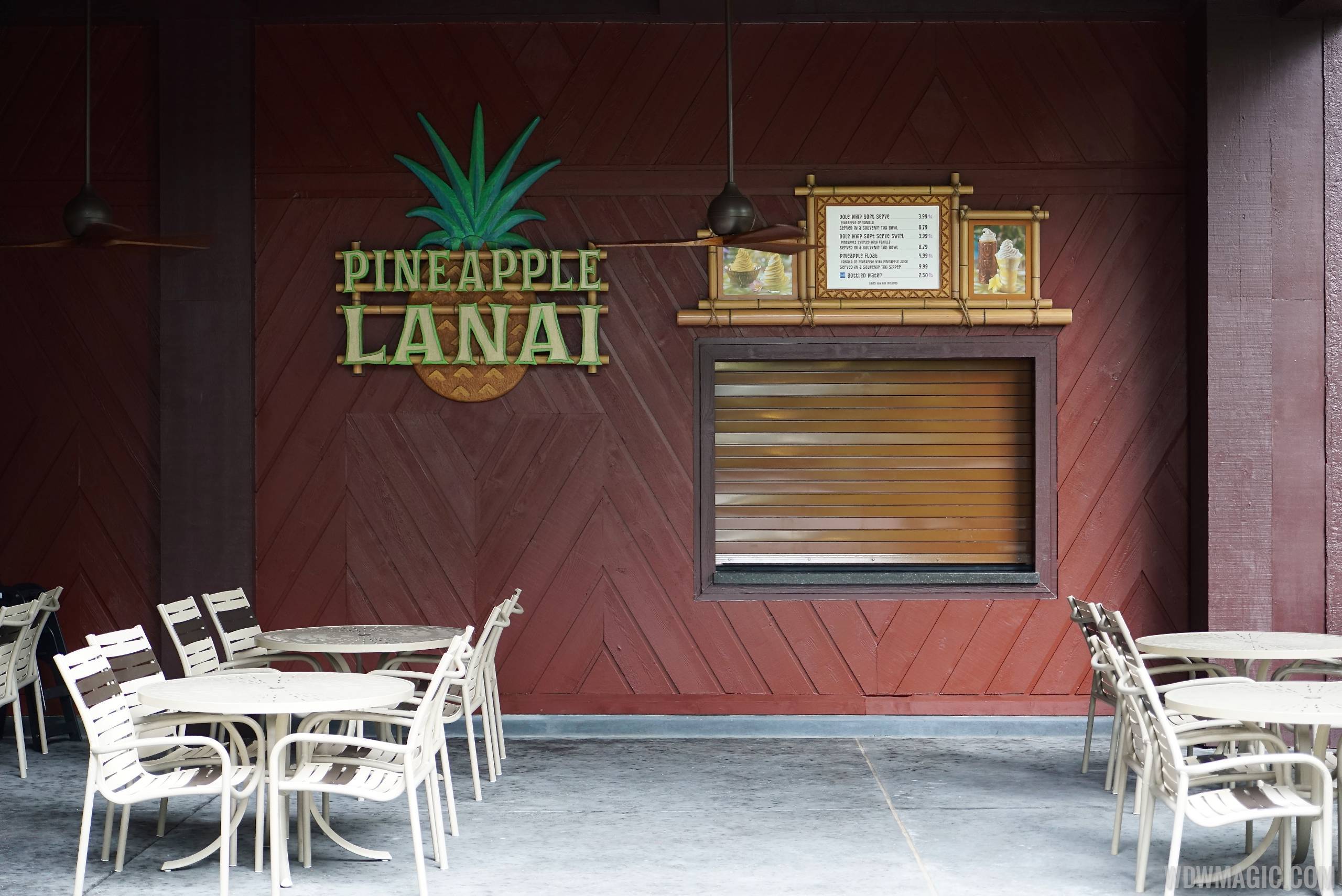 Pineapple Lanai kiosk and seating