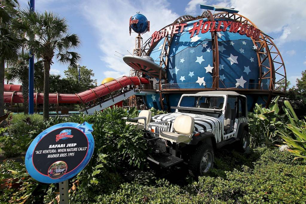 PHOTOS - New outdoor movie prop at Planet Hollywood