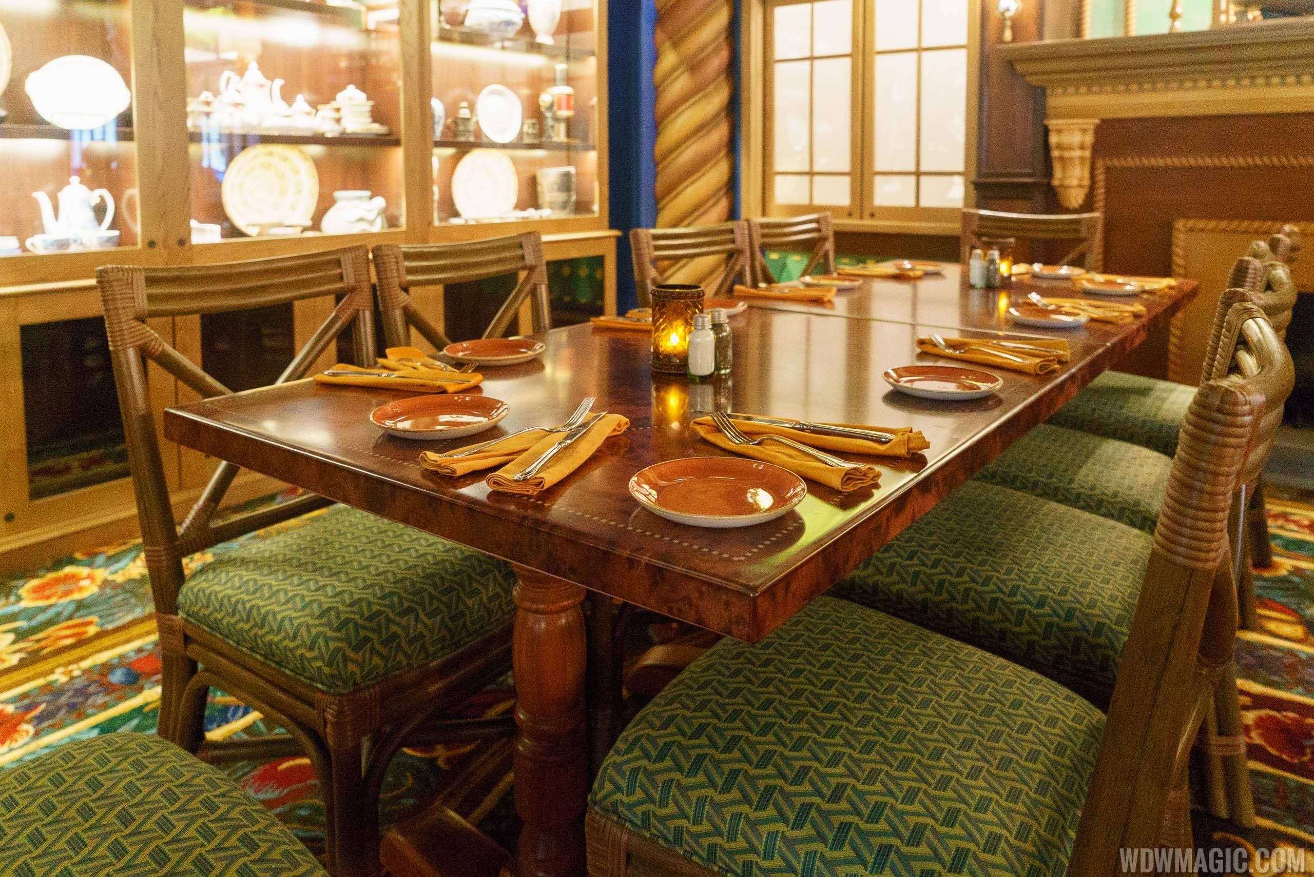 Jungle Cruise Skipper Canteen - Jungle dining room seating