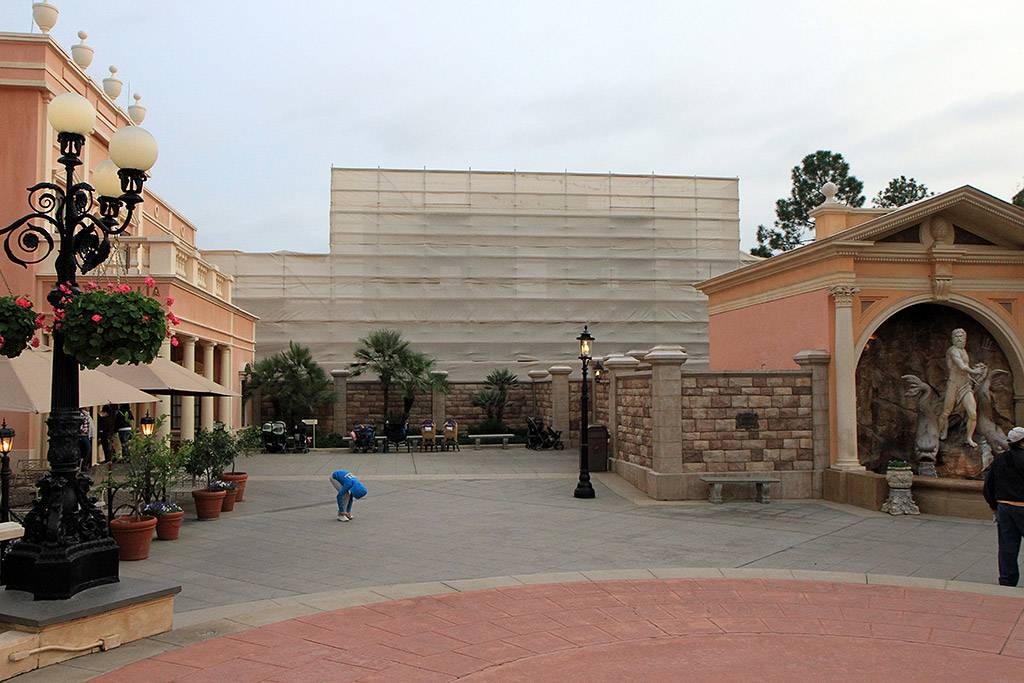 Pizzeria under construction at Epcot disappears behind a scrim