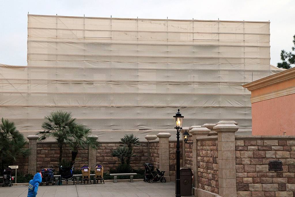 Pizzeria under construction at Epcot disappears behind a scrim