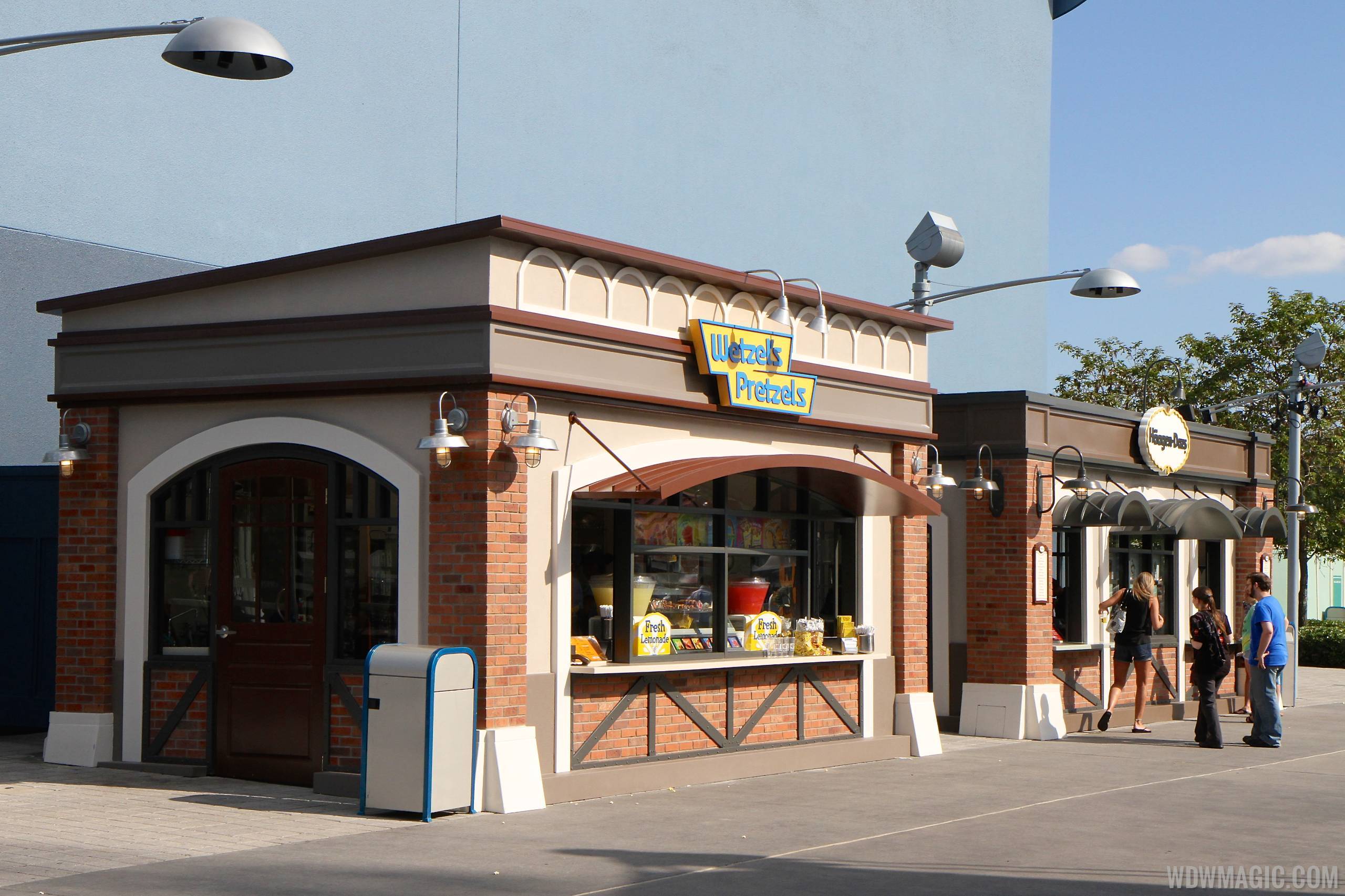 PHOTOS - Wetzel's Pretzels and Haagen Dazs kiosks now open on the West Side
