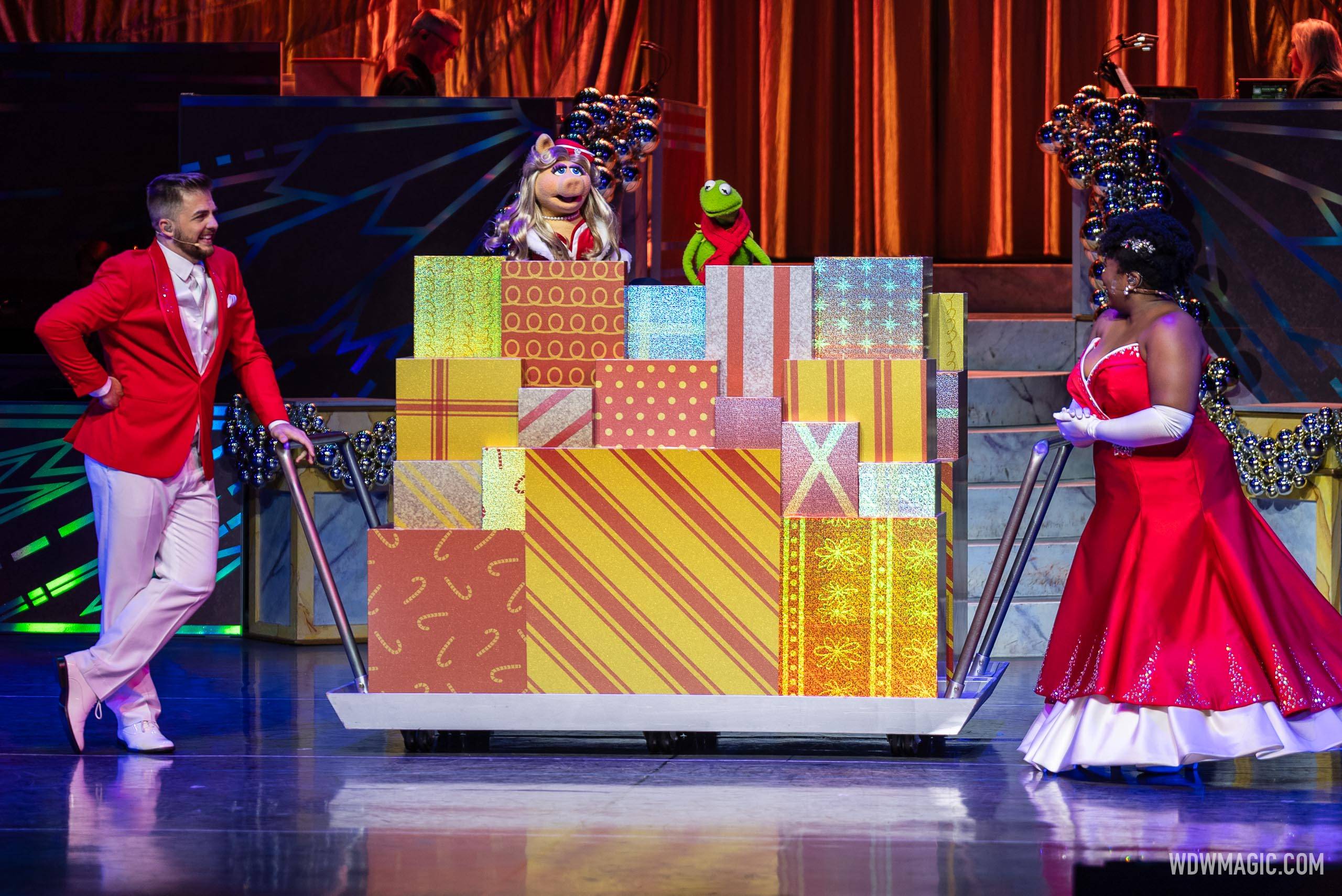 VIDEO - Disney Holidays in Hollywood show with the Muppets from Disney Jollywood Nights