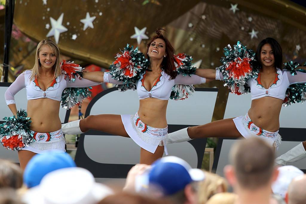 2011 ESPN The Weekend - Day 2 - Miami Dolphins Cheerleaders - Photo 13 of 14