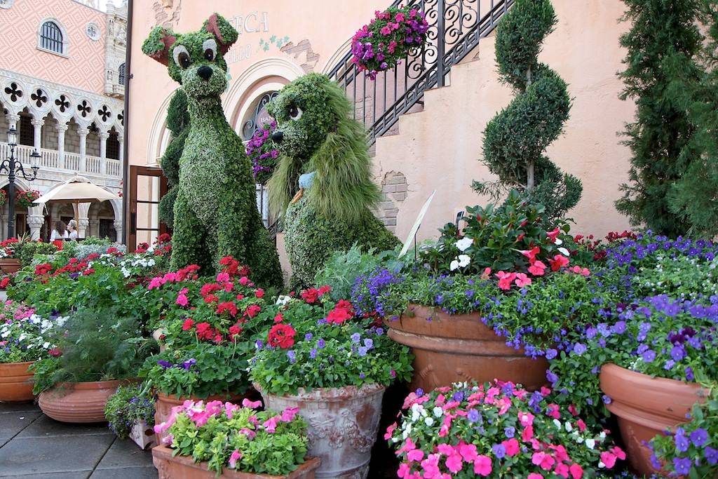 Lady and the Tramp topiary at Italy