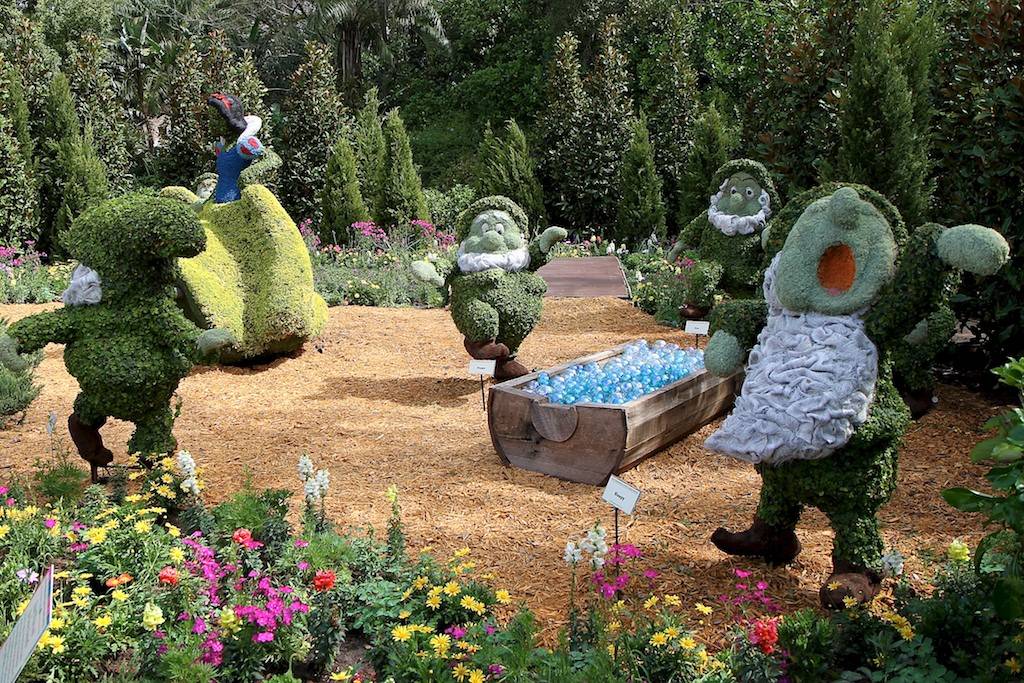 Snow White and the Seven Dwarf topiary at the Germany pavilion