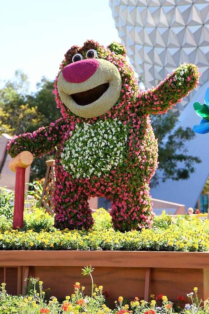 PHOTOS - Lotso and Lightning McQueen join the Flower and Garden Festival