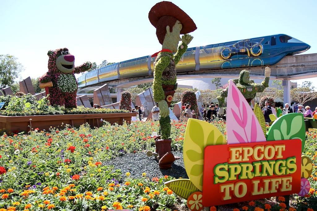 PHOTOS - Lotso and Lightning McQueen join the Flower and Garden Festival