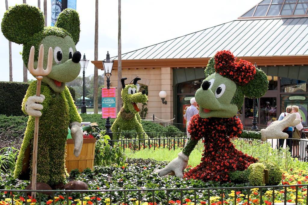 Farmer Mickey and Minnie Topiary