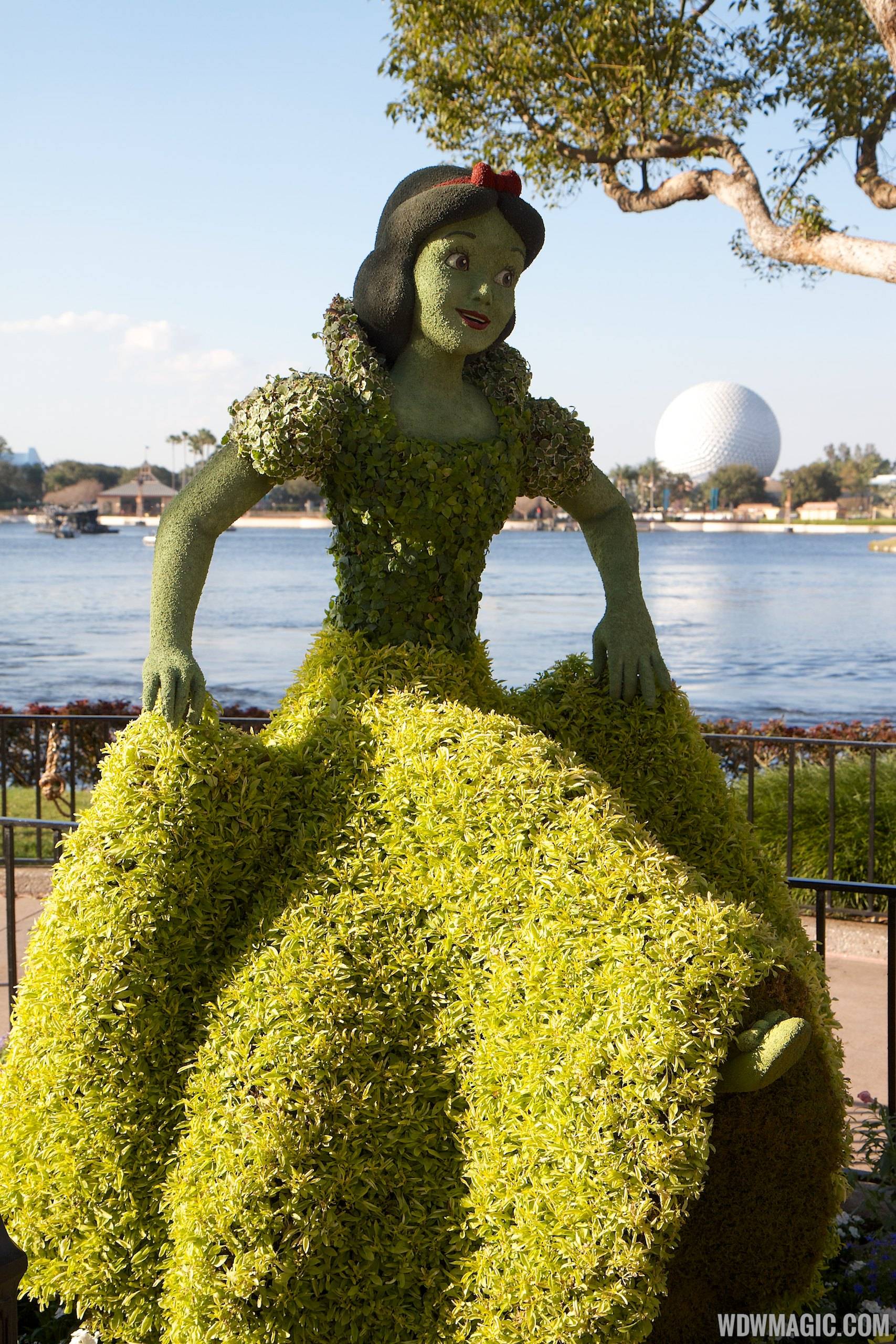 New super-realistic looking Snow White topiary for 2014