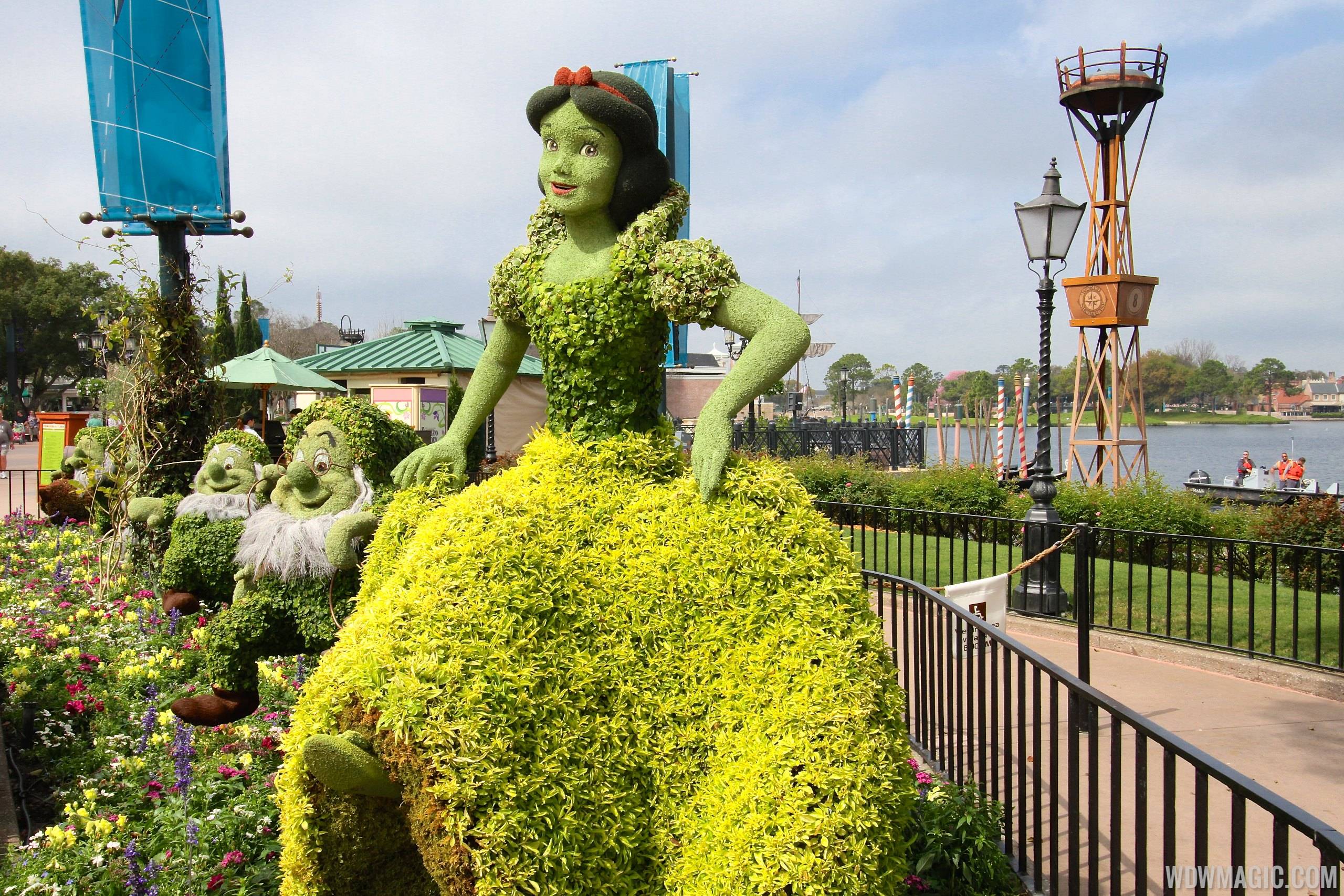 2014 Epcot Flower and Garden Festival - Snow White and the Seven Dwarfs topiary