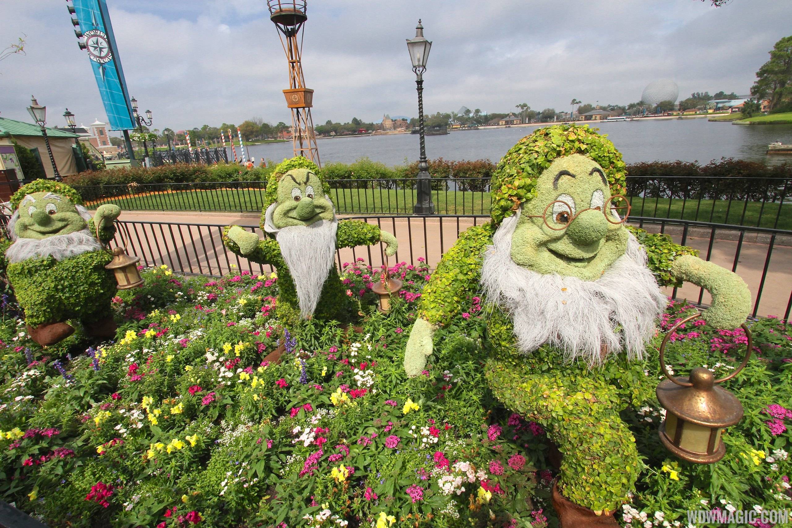 2014 Epcot Flower and Garden Festival - Snow White and the Seven Dwarfs topiary