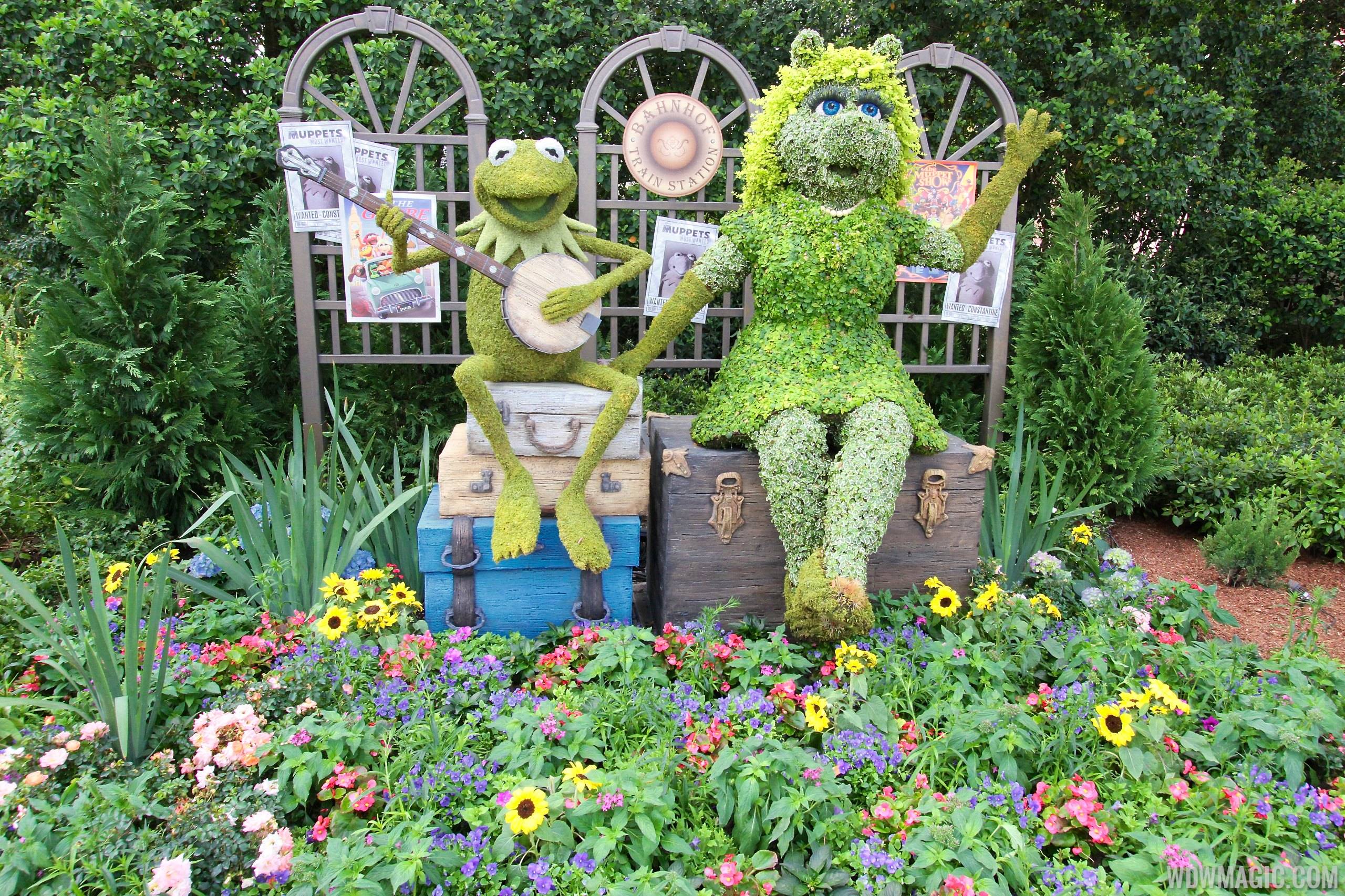 2014 Epcot Flower and Garden Festival - Kermit and Miss Piggy Muppets topiary