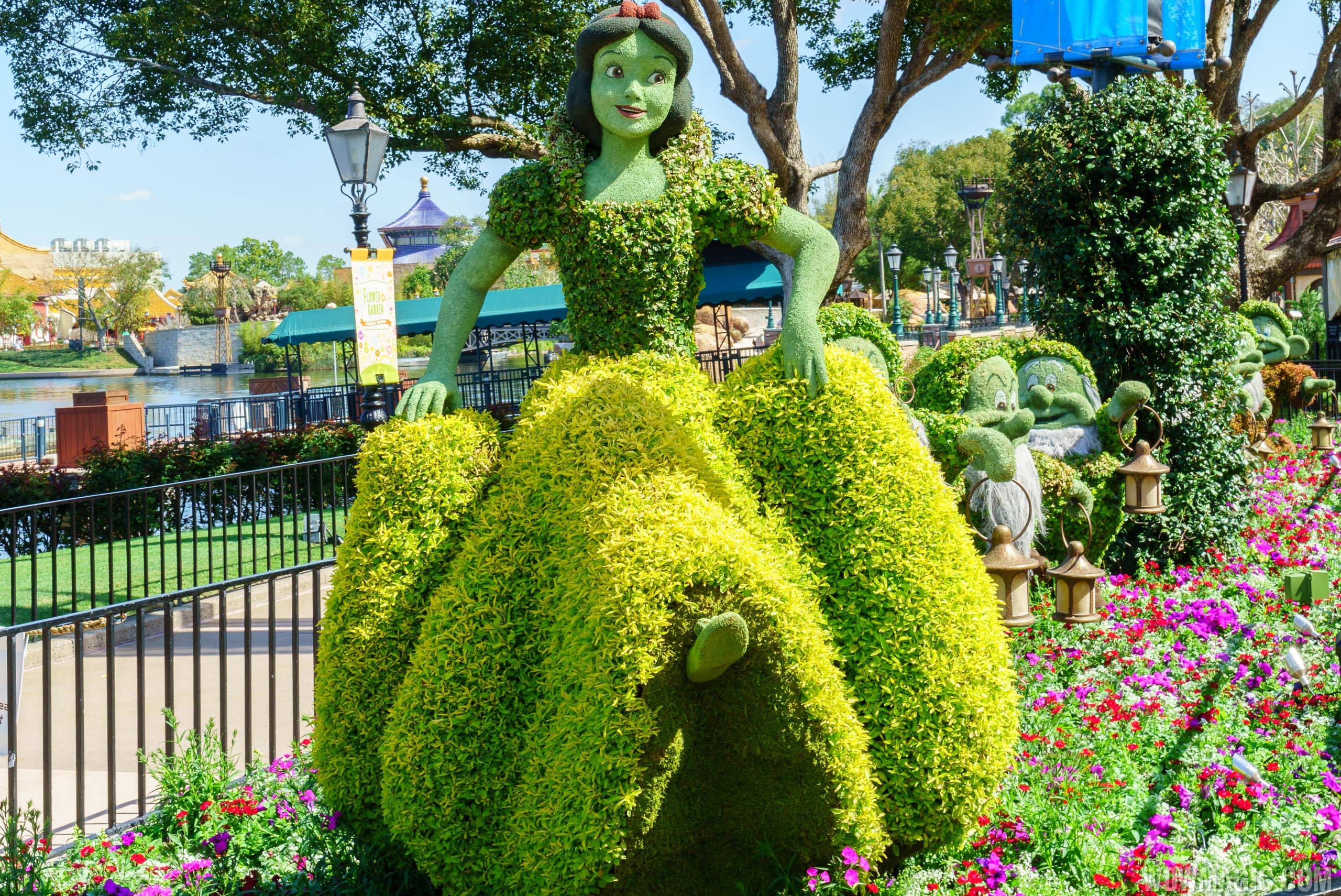 2016 Epcot International Flower and Garden Festival - Snow White and the Seven Dwarfs topiaries