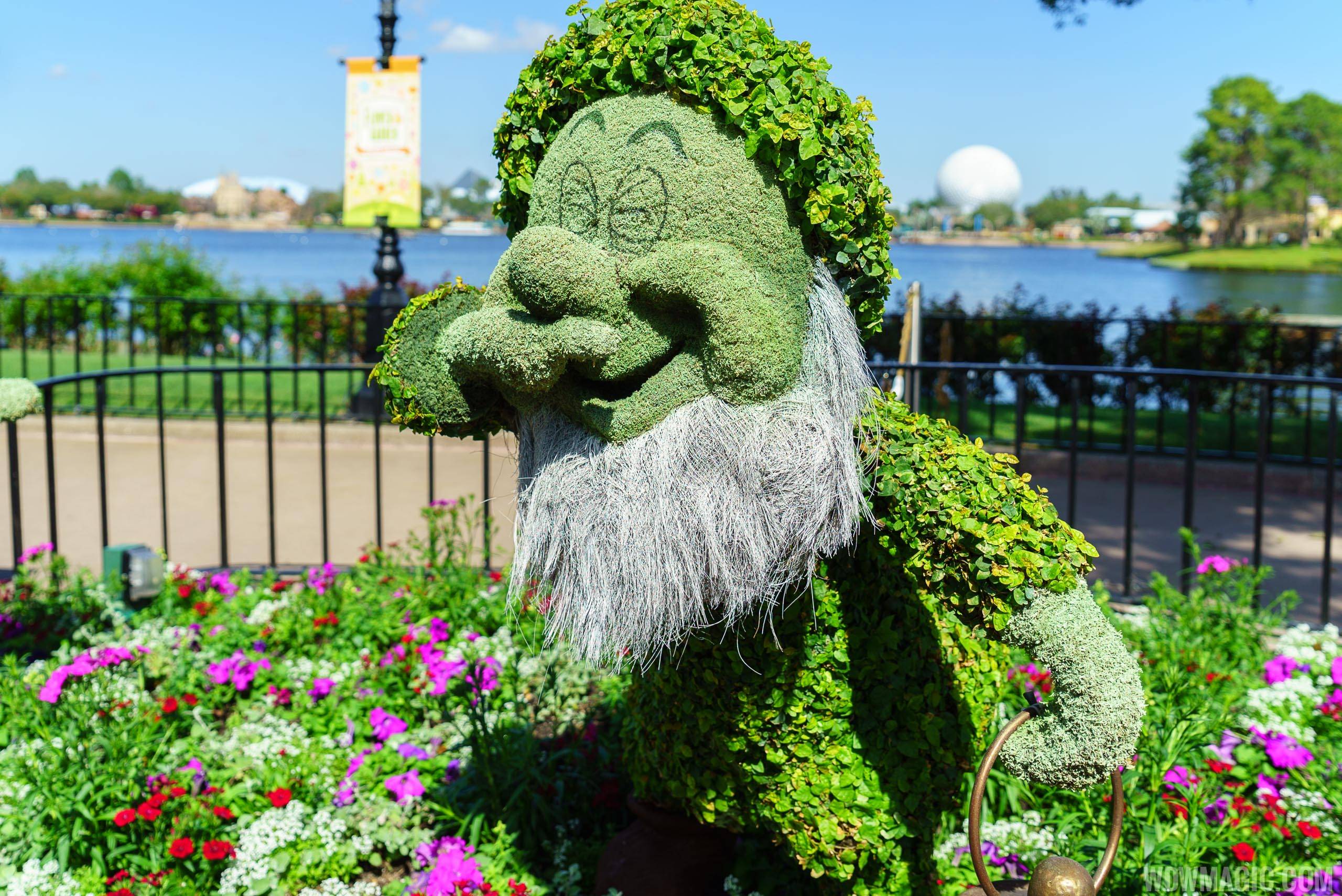 2016 Epcot International Flower and Garden Festival - Snow White and the Seven Dwarfs topiaries