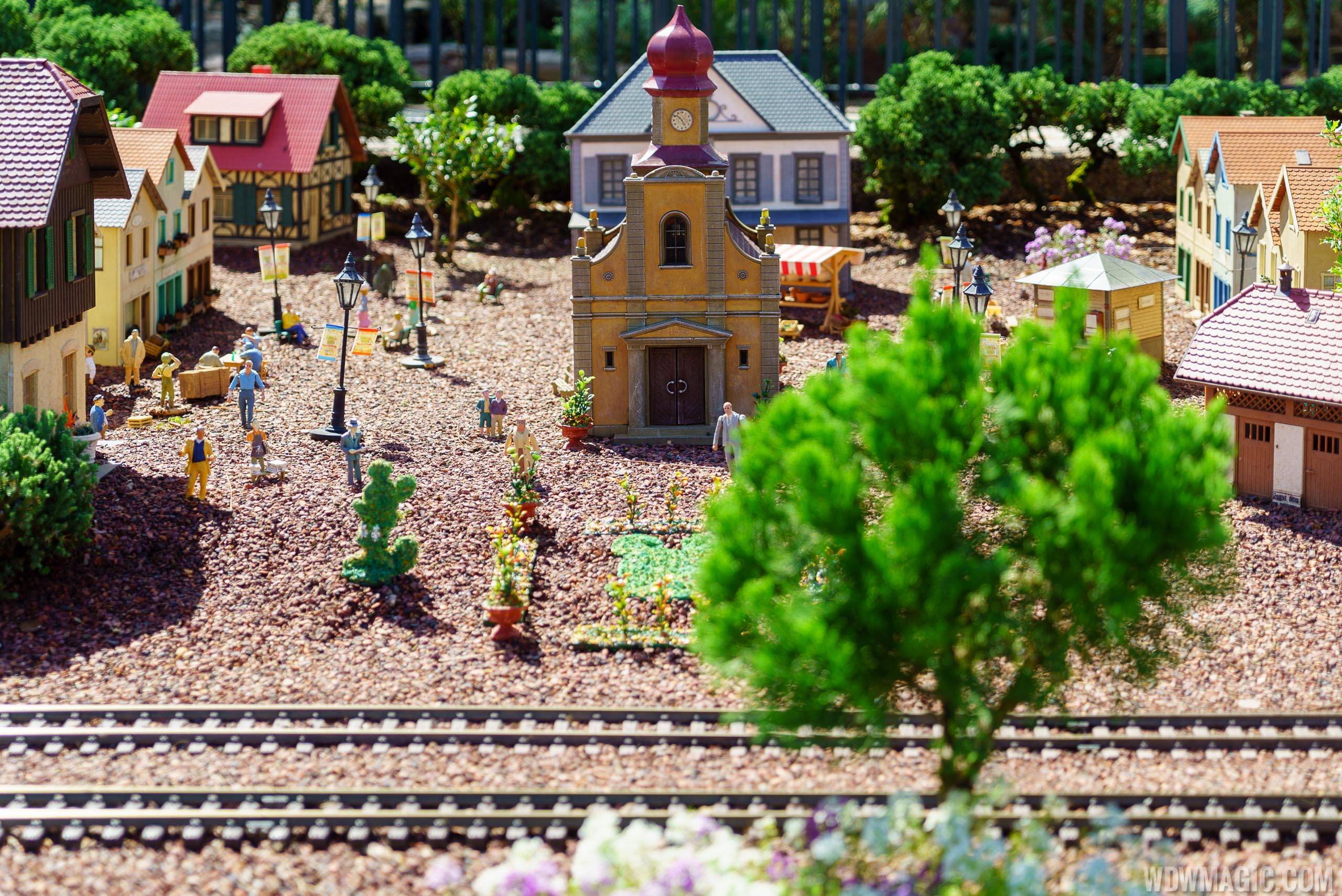2016 Epcot International Flower and Garden Festival - Miniature railroad
