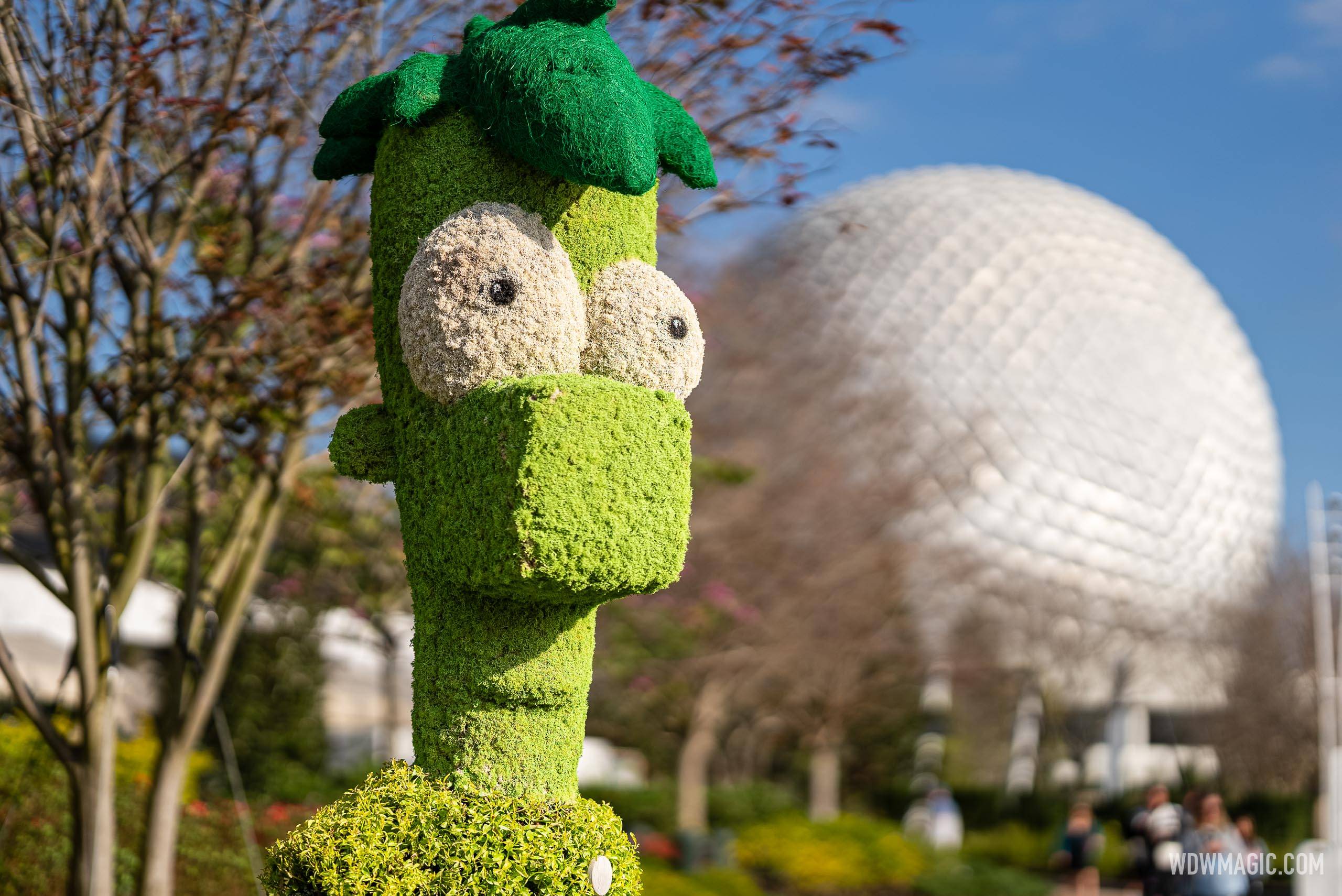 Phineas and Ferb topiary