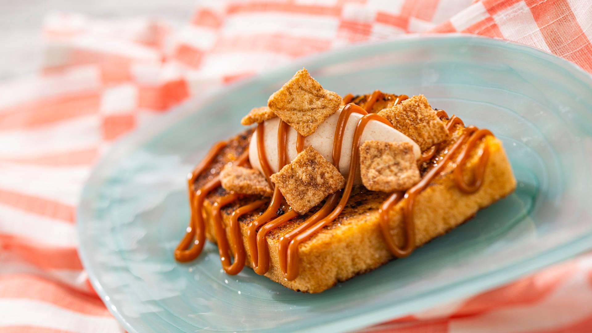French Toast with cinnamon cereal cream and caramel sauce (New)