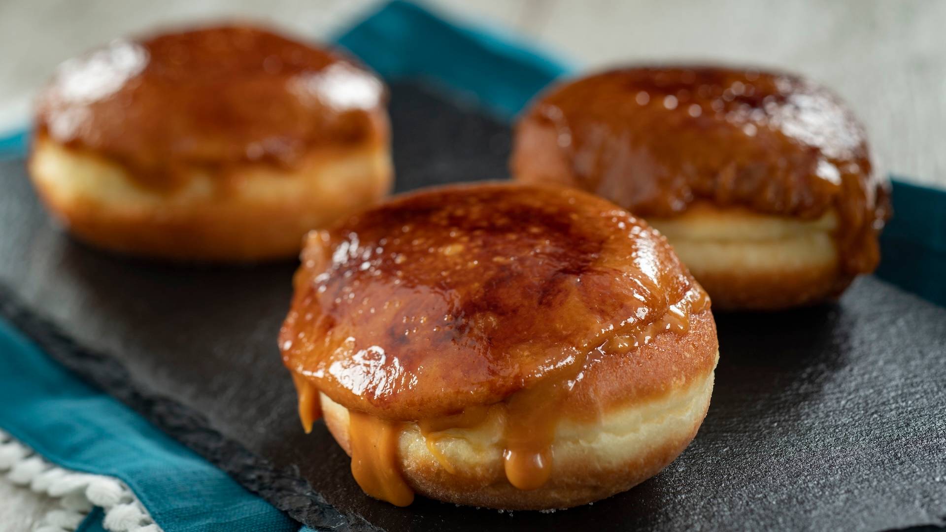 Beignet Caramelise, Fourr&eacute; Cr&egrave;me Vanille, Glace au Caramel Fleur de Sel: Caramelized beignet filled with vanilla cream and glazed with caramel fleur de sel