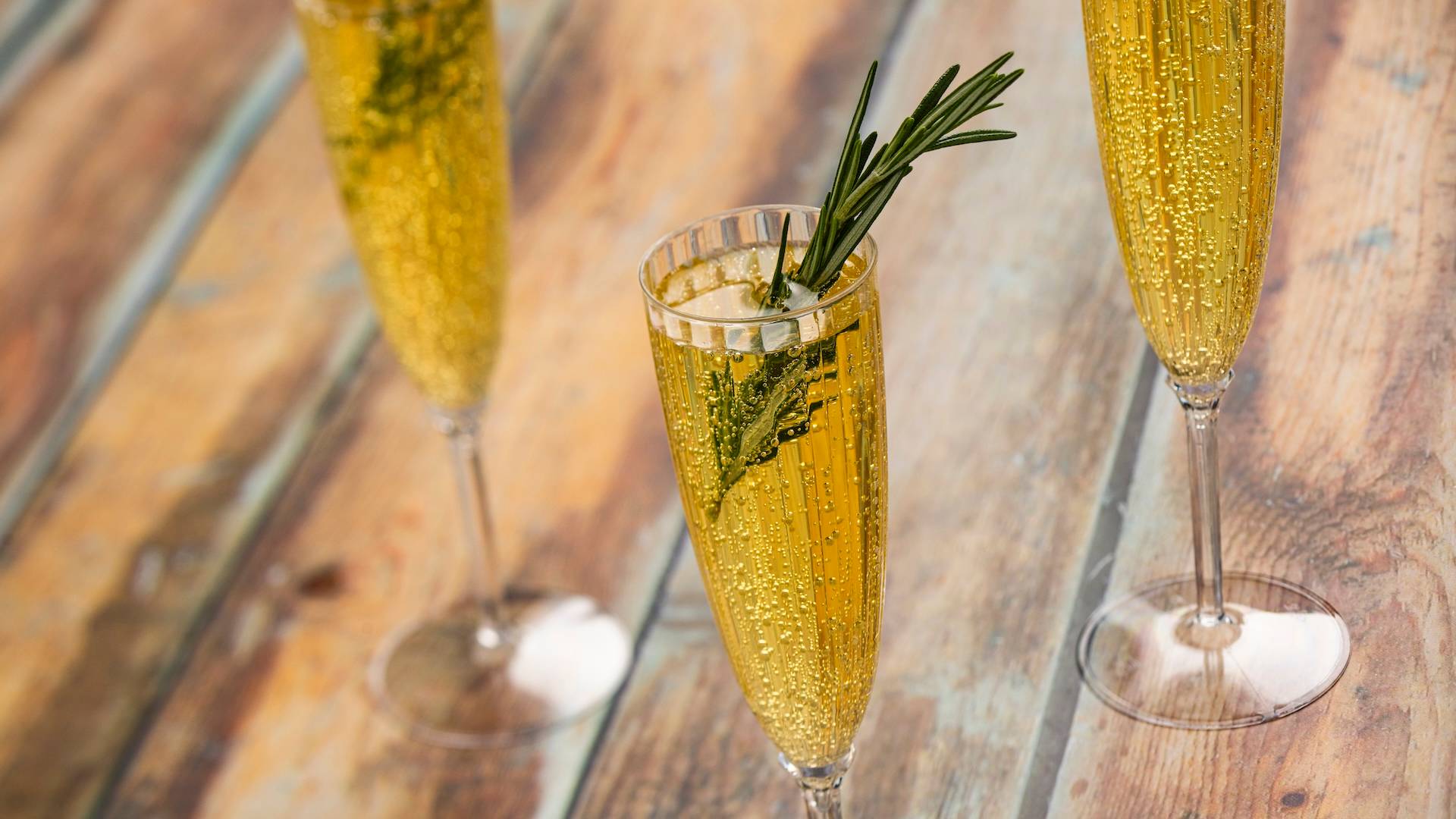 Apfelschaumwein: Apple sparkling wine and apple liqueur