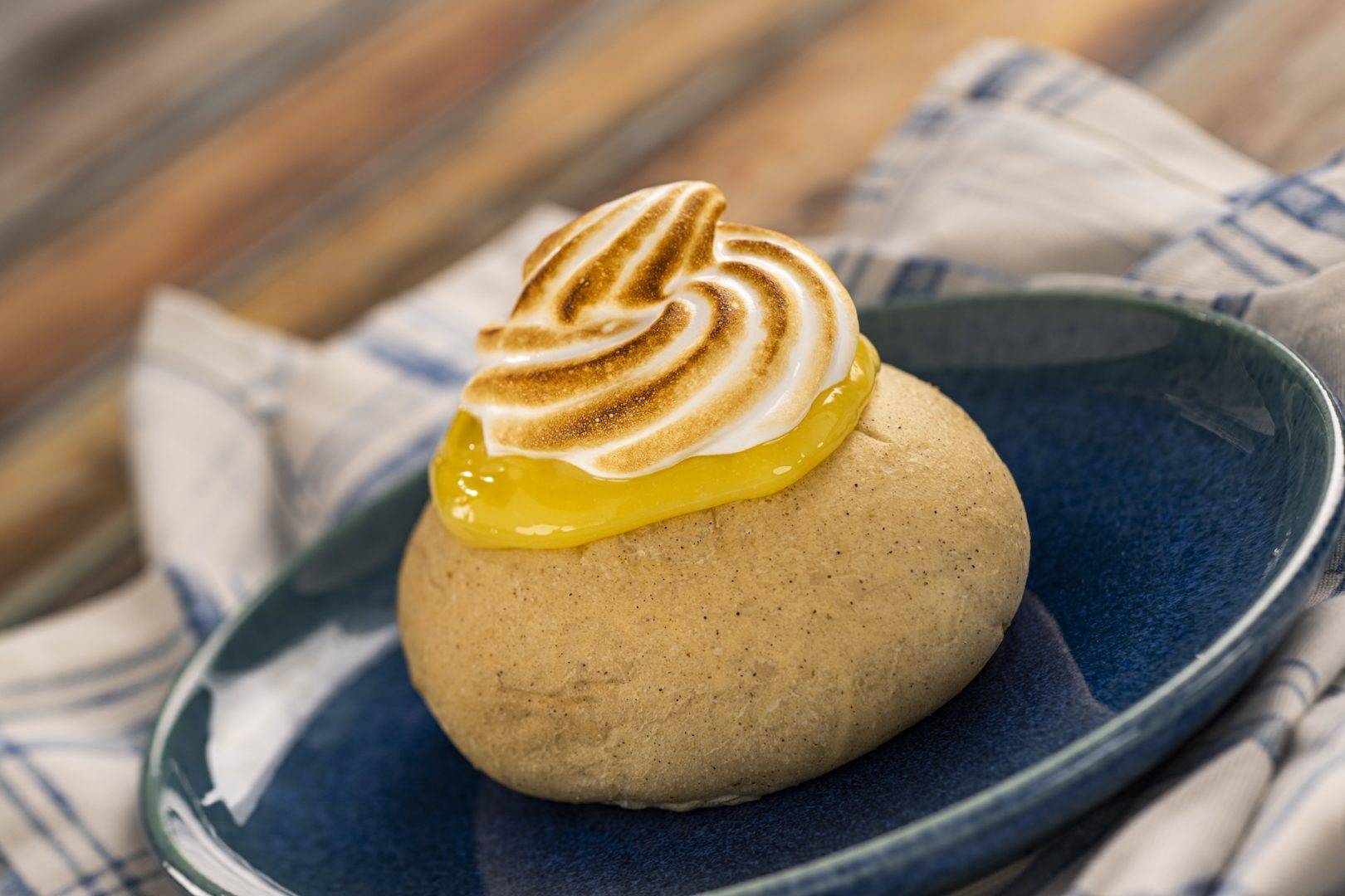 Lemon Bolle: Cardamom bun filled with lemon curd and meringue (New)