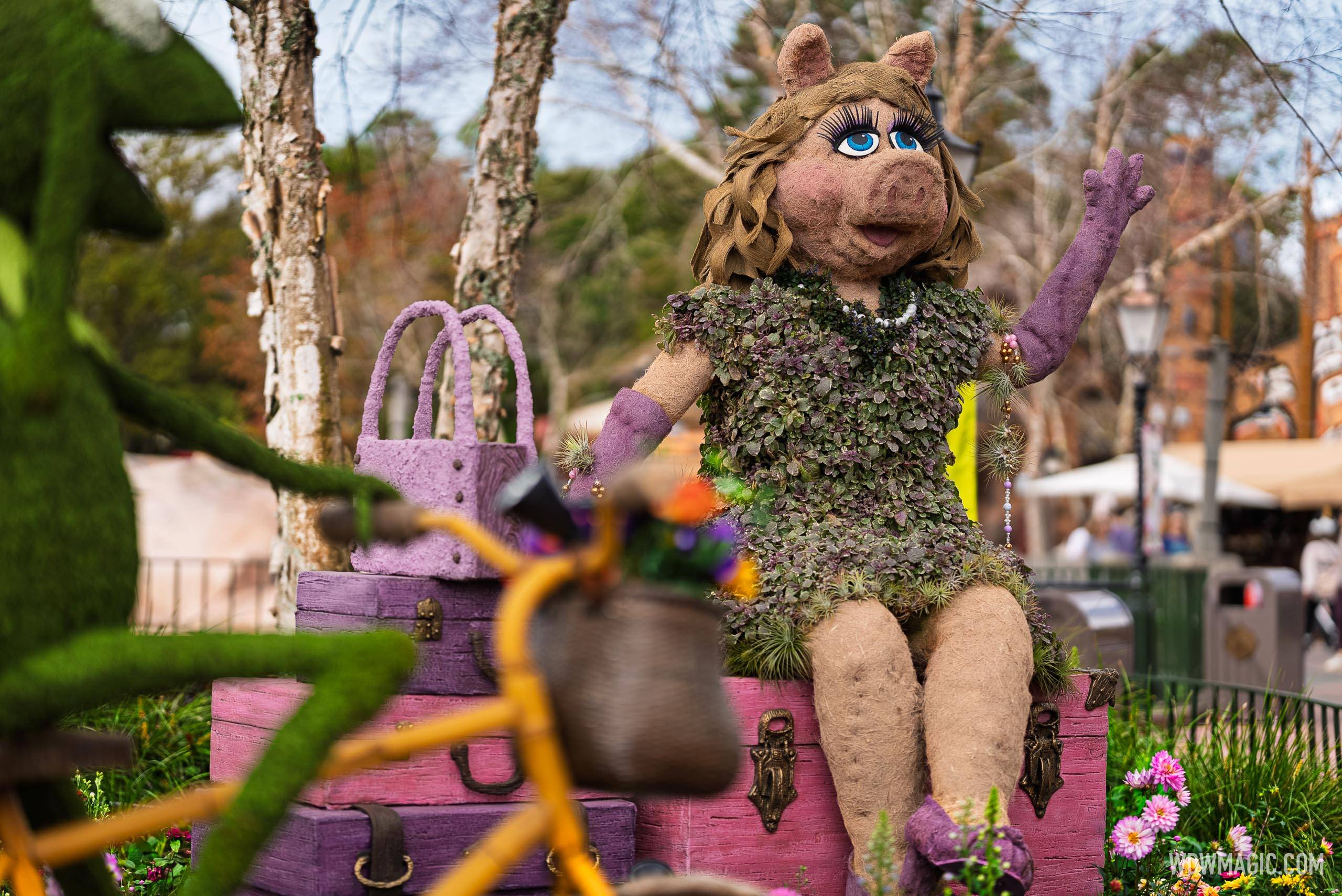 Miss Piggy near Canada Pavilion