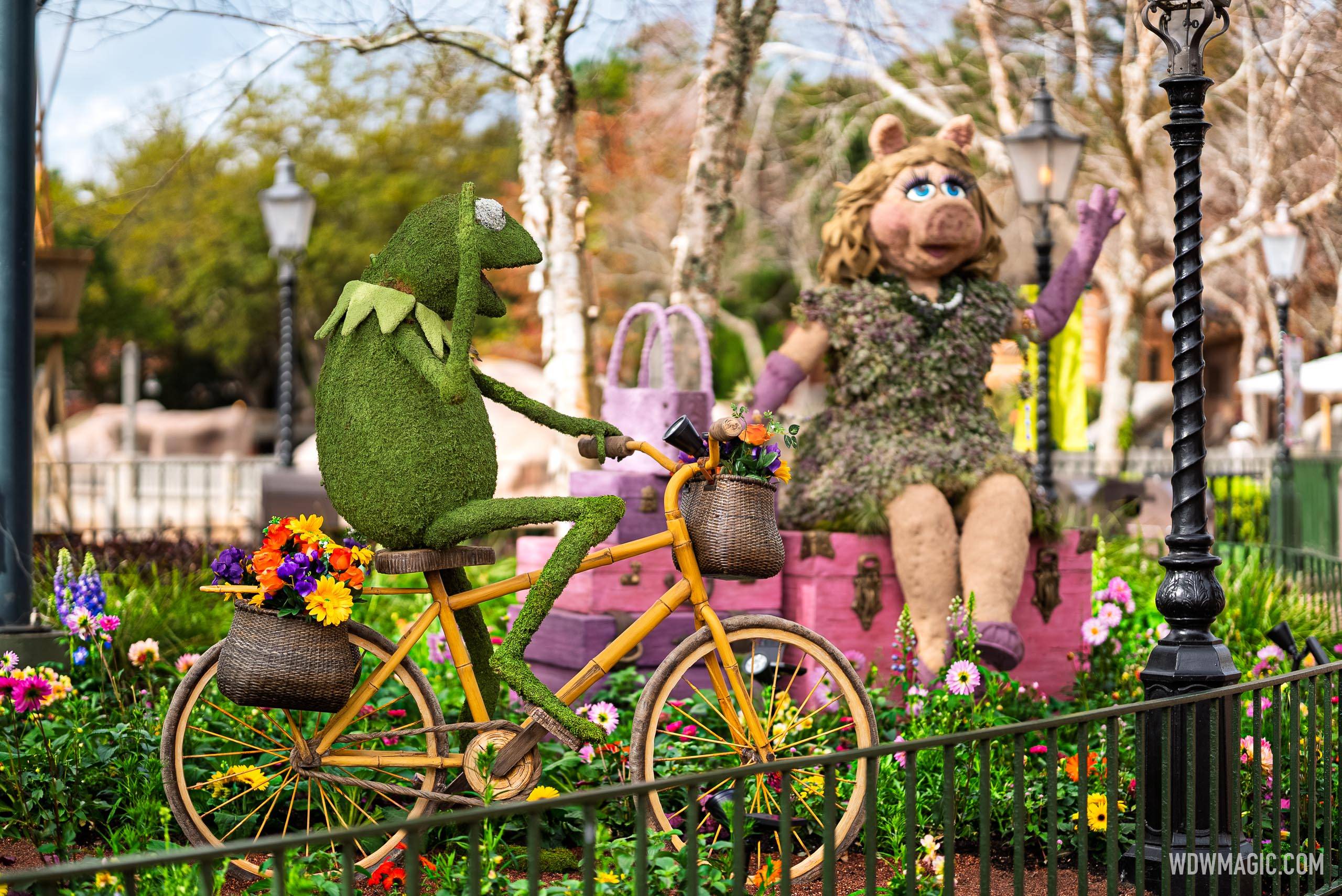 Kermit and Miss Piggy near Canada Pavilion