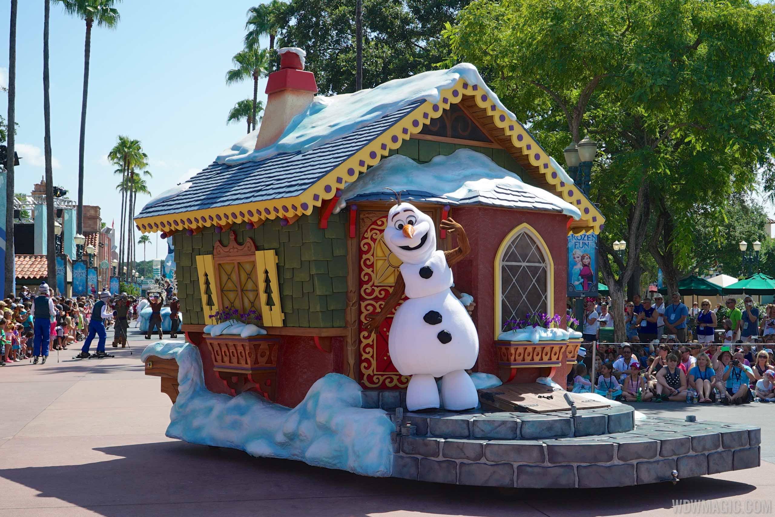 Frozen Royal Welcome 2015 - Olaf Float