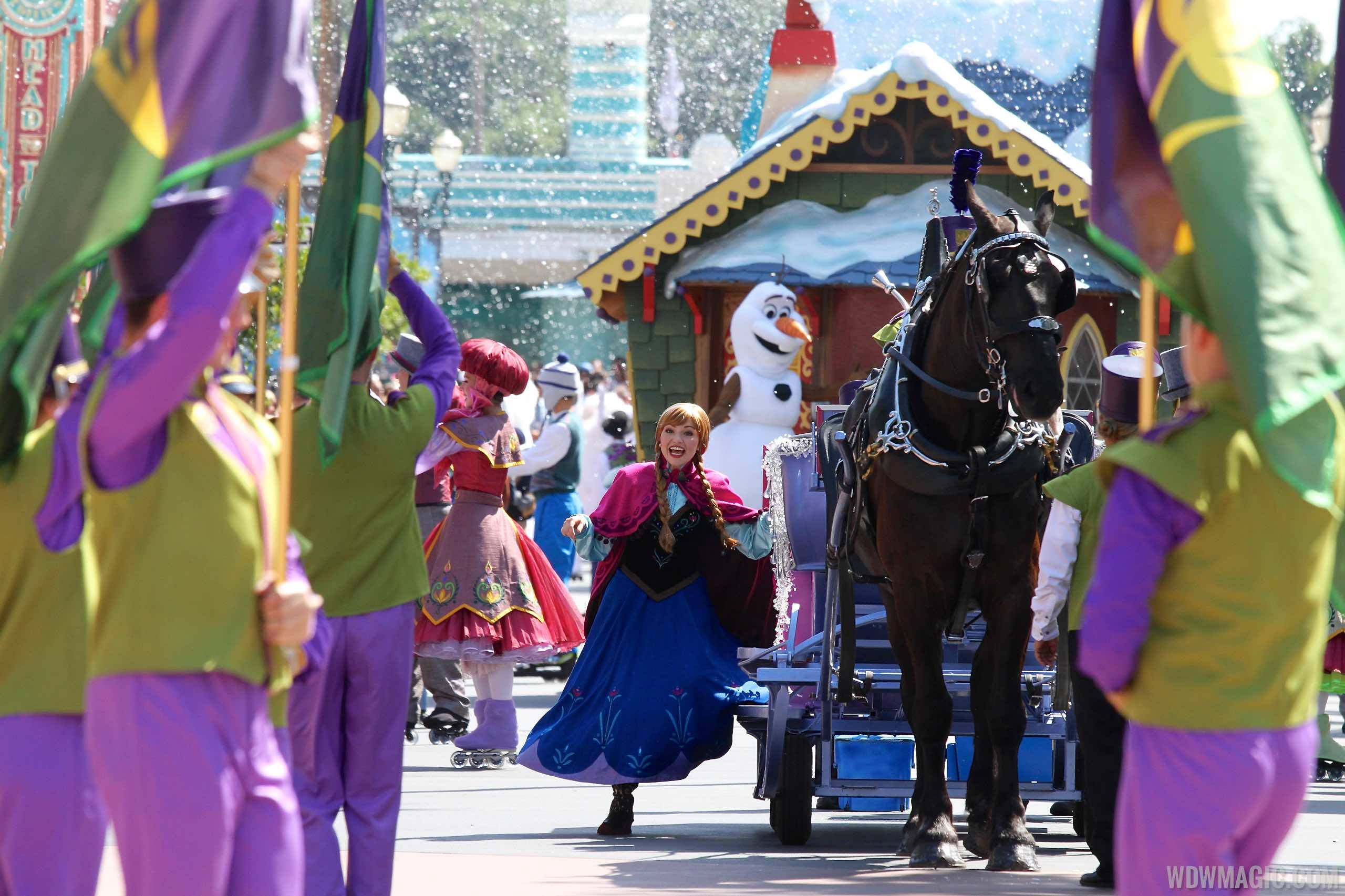 VIDEO - Frozen Summer Fun kicks off with a new version of the Frozen Royal Welcome