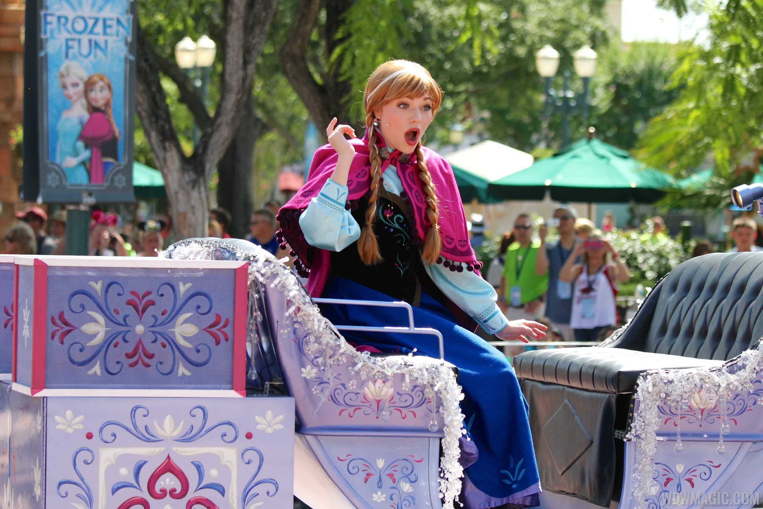 Frozen Royal Welcome 2015 - Princess Anna carriage