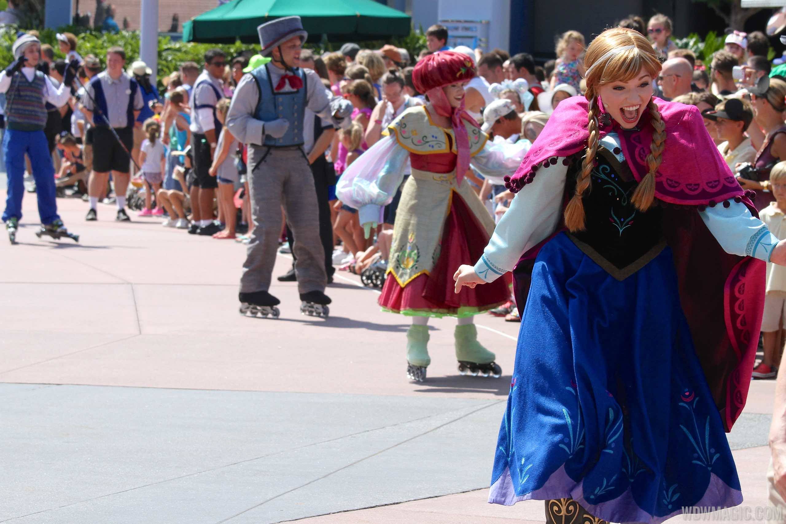 Frozen Royal Welcome 2015 - Anna greets guests