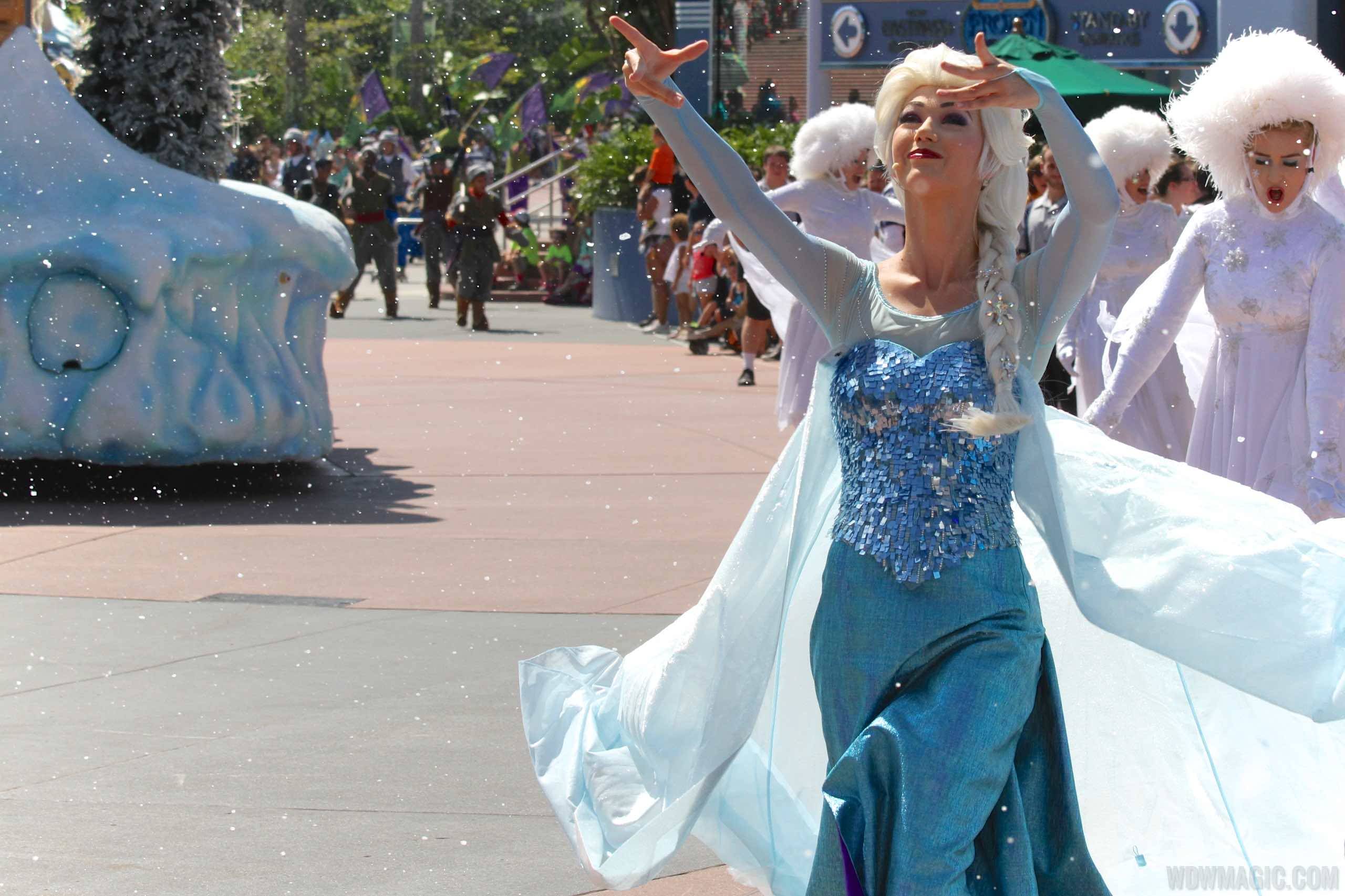 Frozen Royal Welcome 2015 - Elsa creates snow