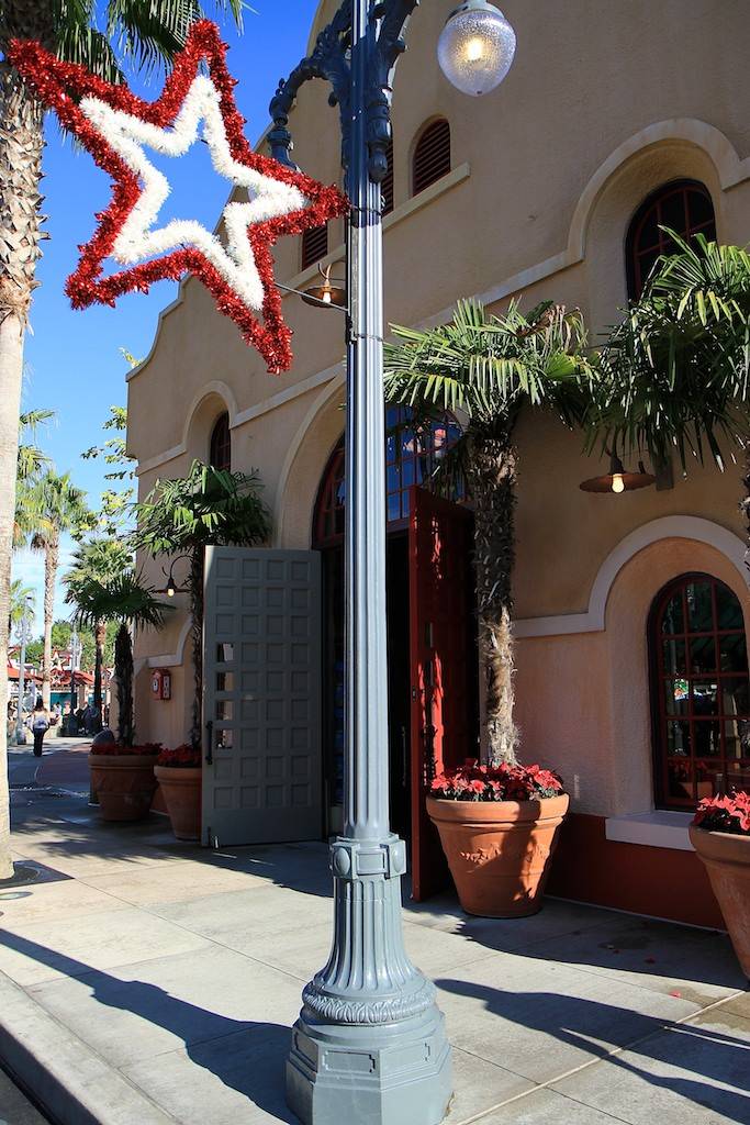 Disney's Hollywood Studios holiday decorations installation 2010