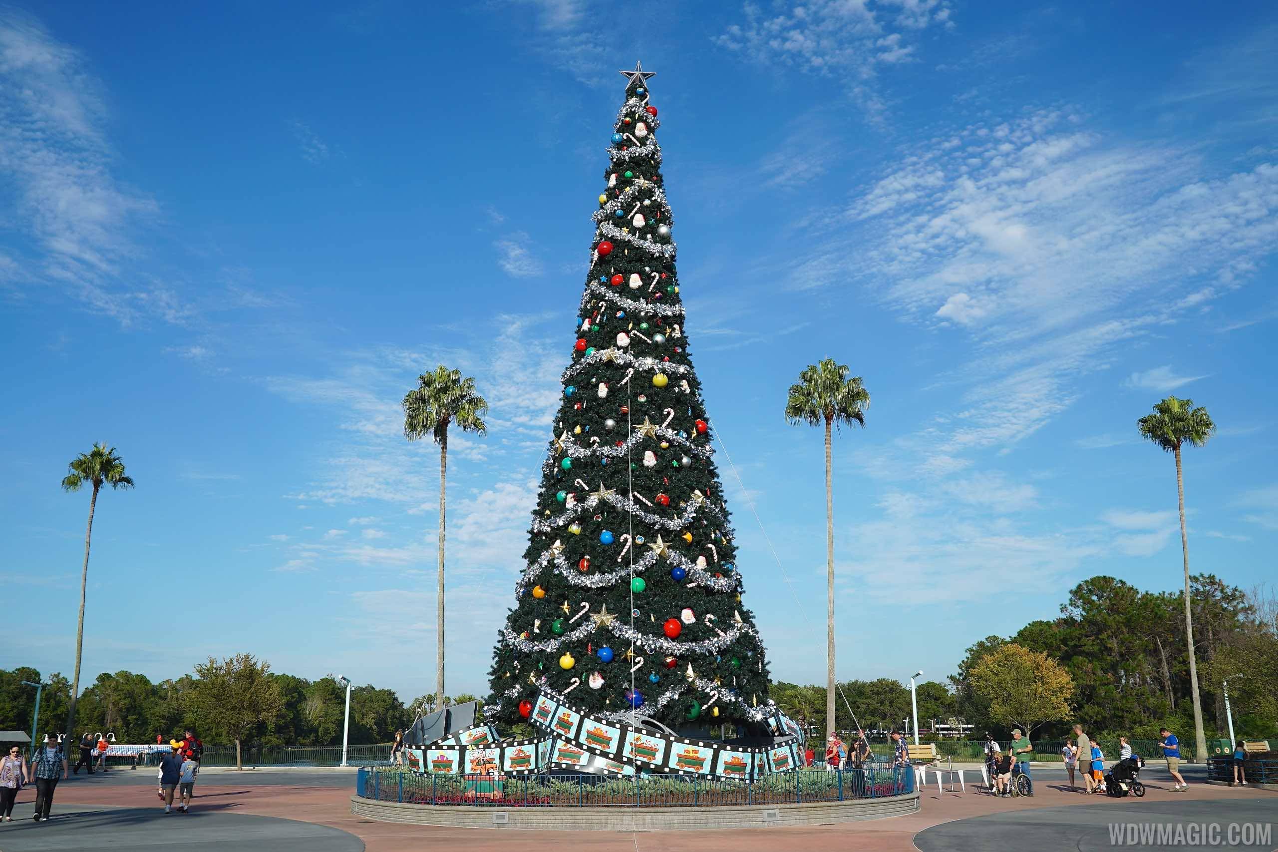 PHOTOS - Holiday decorations now up at Disney's Hollywood Studios