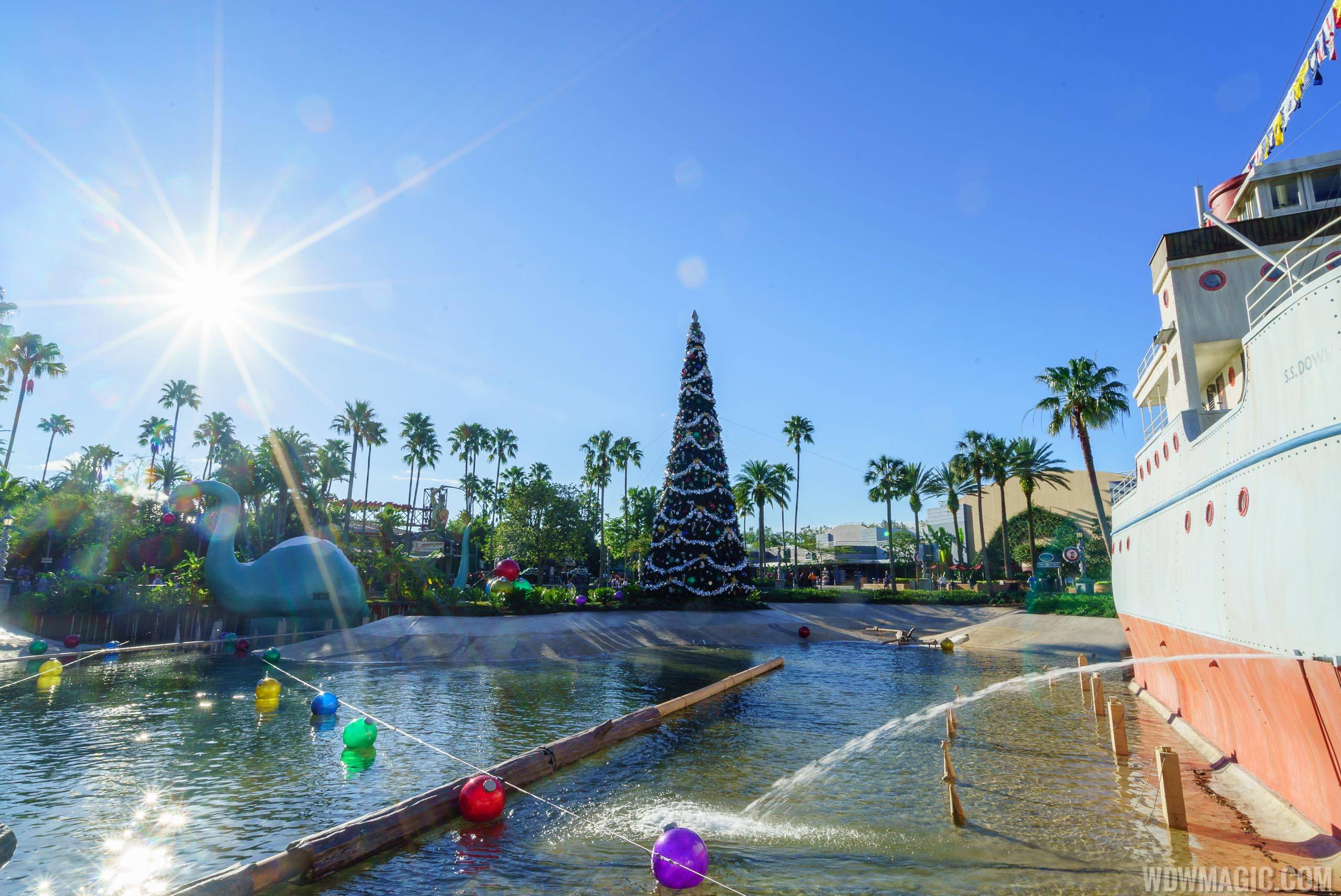 PHOTOS - The new holiday decor debuts on Echo Lake at Disney's Hollywood Studios