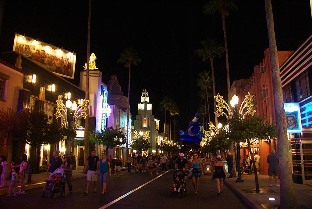 Holiday decorations and Christmas tree now up at Disney's Hollywood Studios
