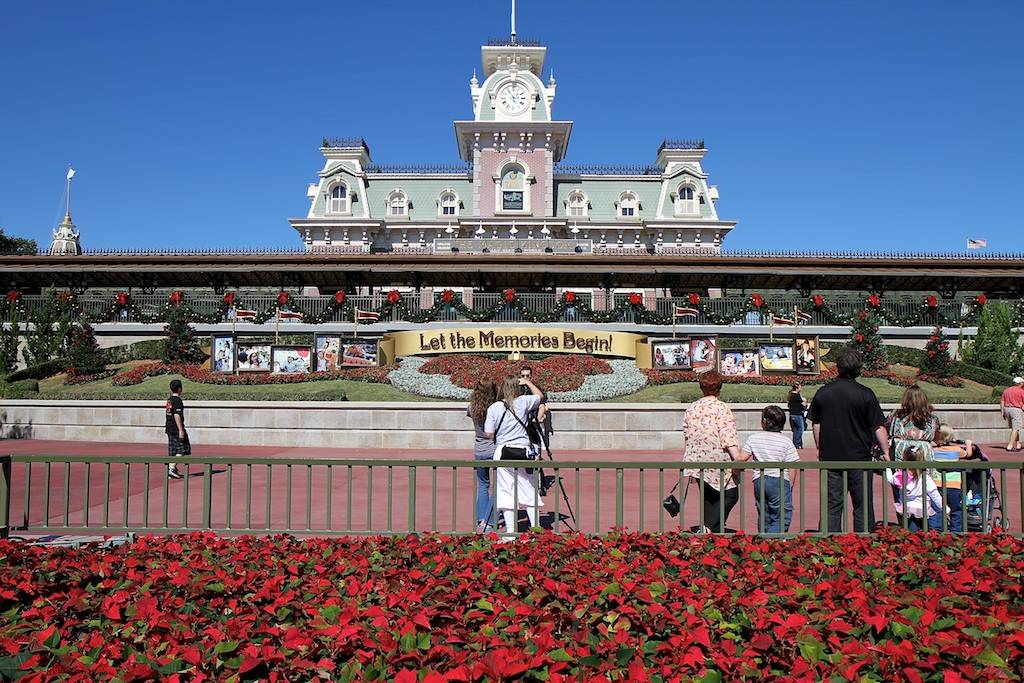 PHOTOS - A first look at the Magic Kingdom holiday decorations