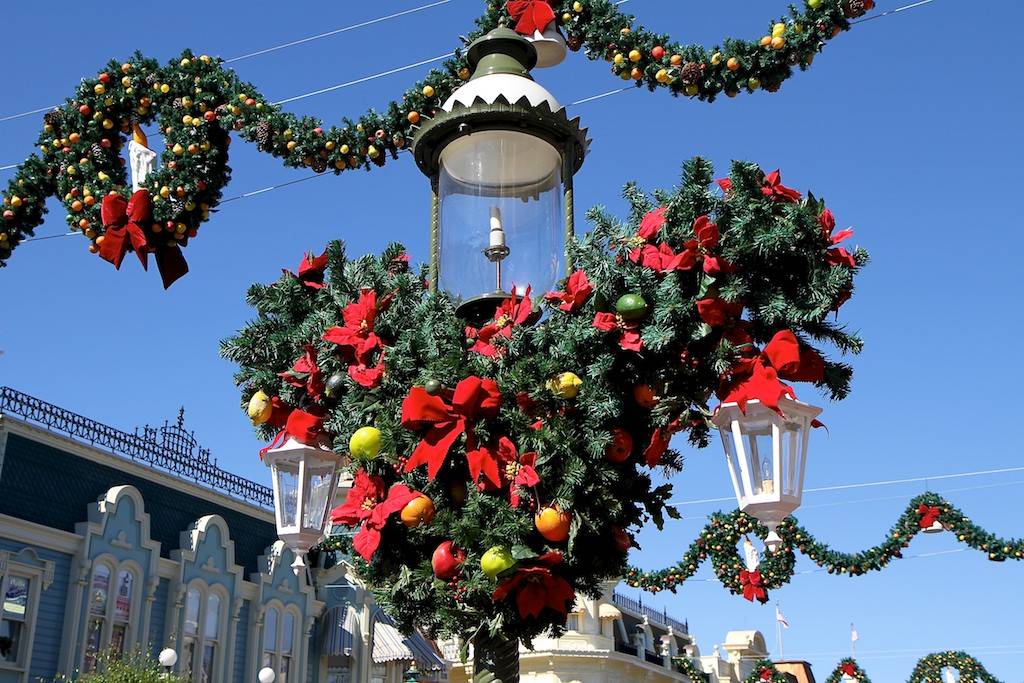 PHOTOS - A first look at the Magic Kingdom holiday decorations