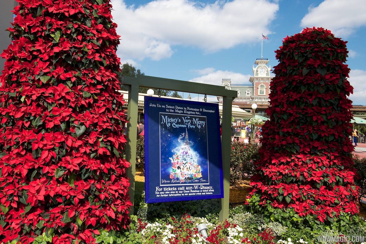 PHOTOS - A look at the Holiday decorations at the Magic Kingdom