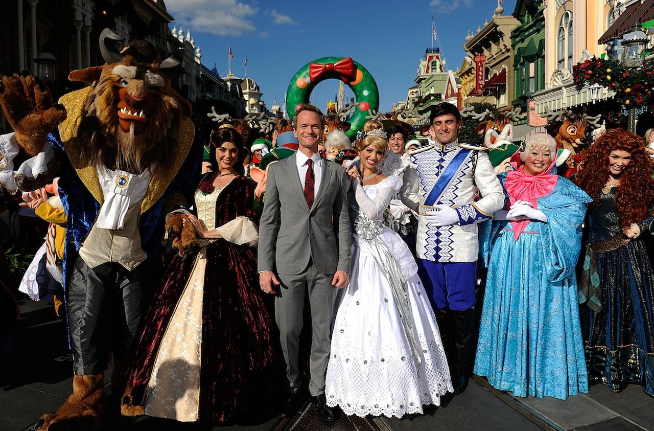 PHOTOS - Neil Patrick Harris hosts the 2013 Disney Parks Christmas Day Parade TV Special