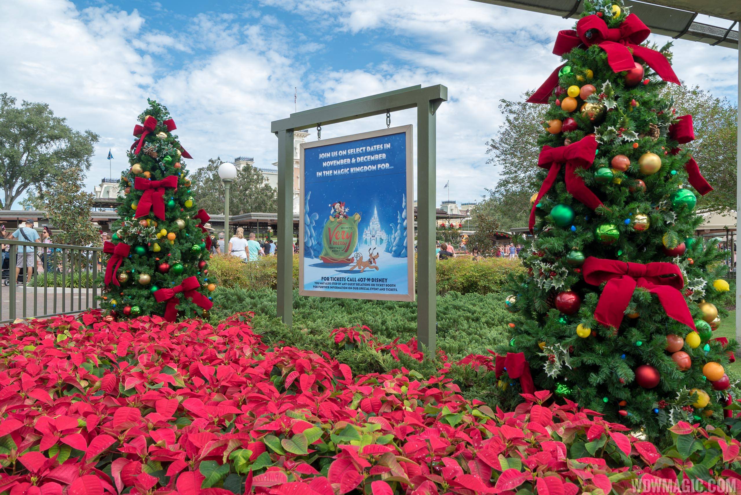 Christmas Holidays decorations at the Magic Kingdom 2018