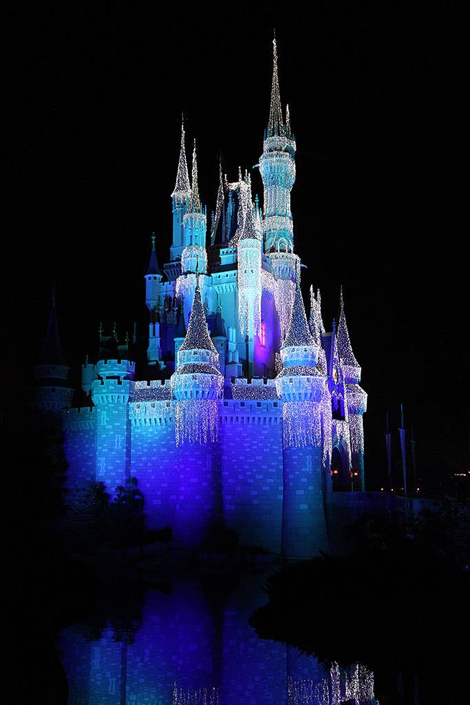 200,000 LEDs cover Cinderella Castle