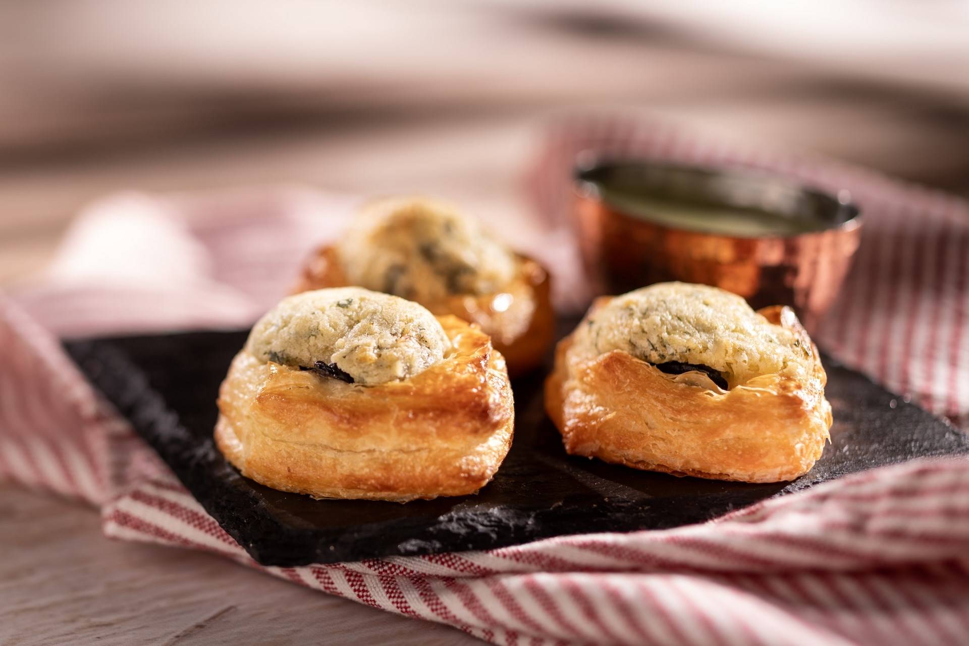 Trio D Escargots Garniture a L Ail Et Au Persil Trio of Escargot Bites in Croiss