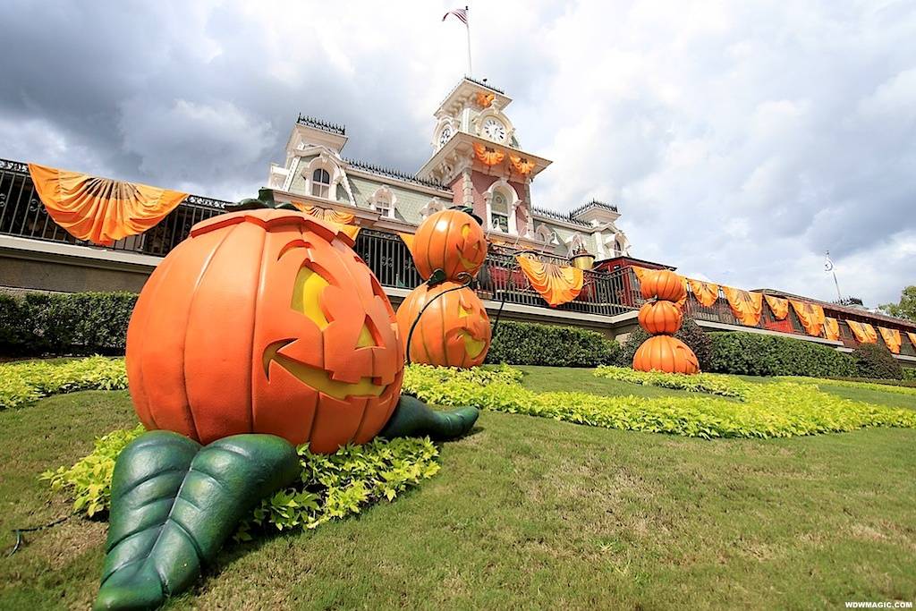 A look at the completed Halloween decorations at the Magic Kingdom
