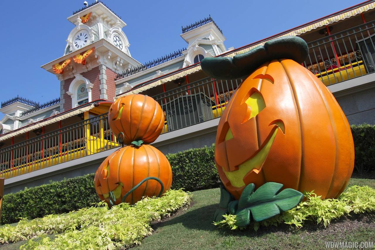 Magic Kingdom's 2013 Halloween decorations - Main entrance